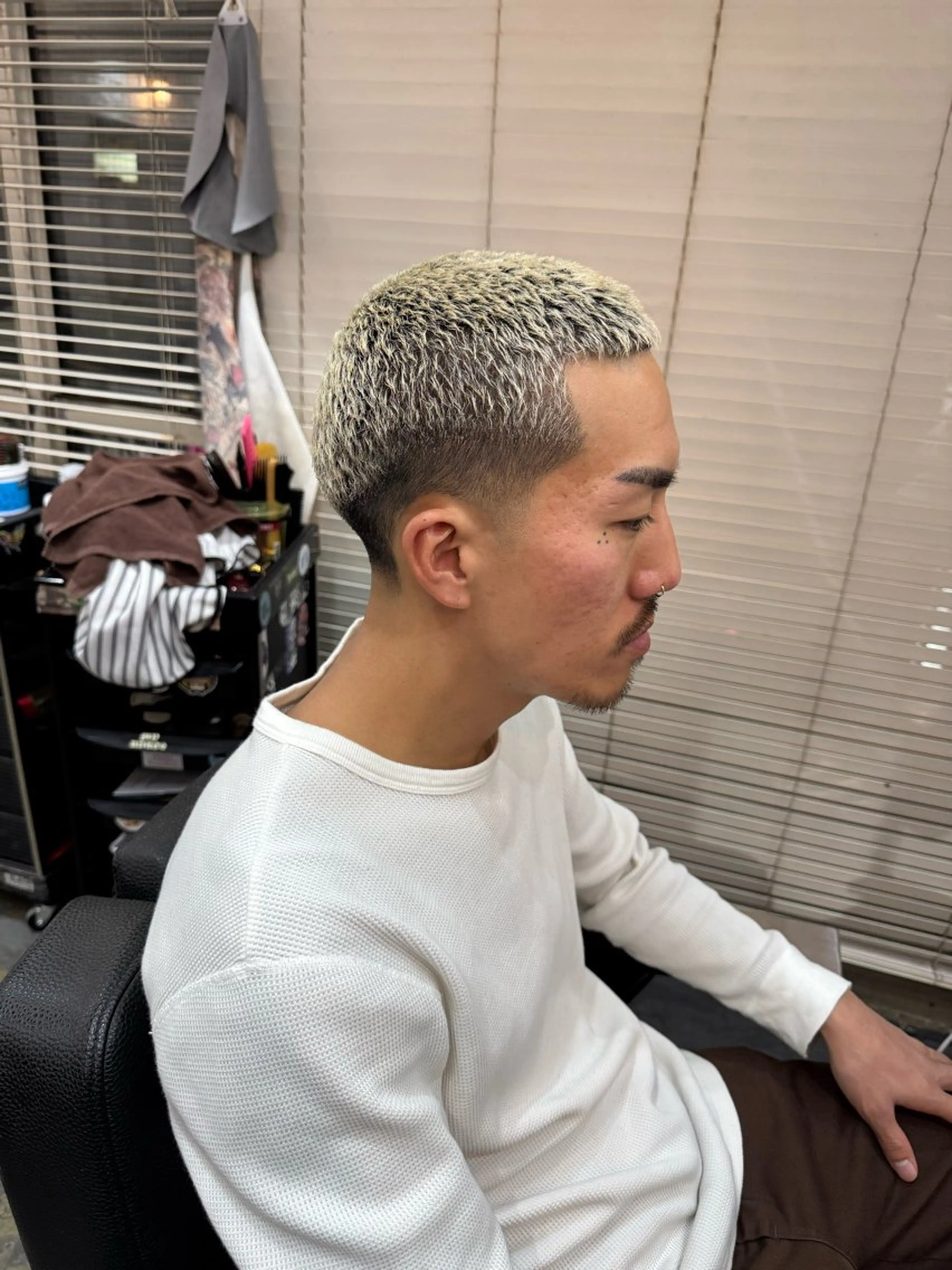 ショート カラー パーマ メンズ センターパート ダウンパーマ フェードカット メンズハイライト メンズパーマ カット ヘアカラー パーマ 💈メンズ特化💈 TASUKUのヘアスタイル
