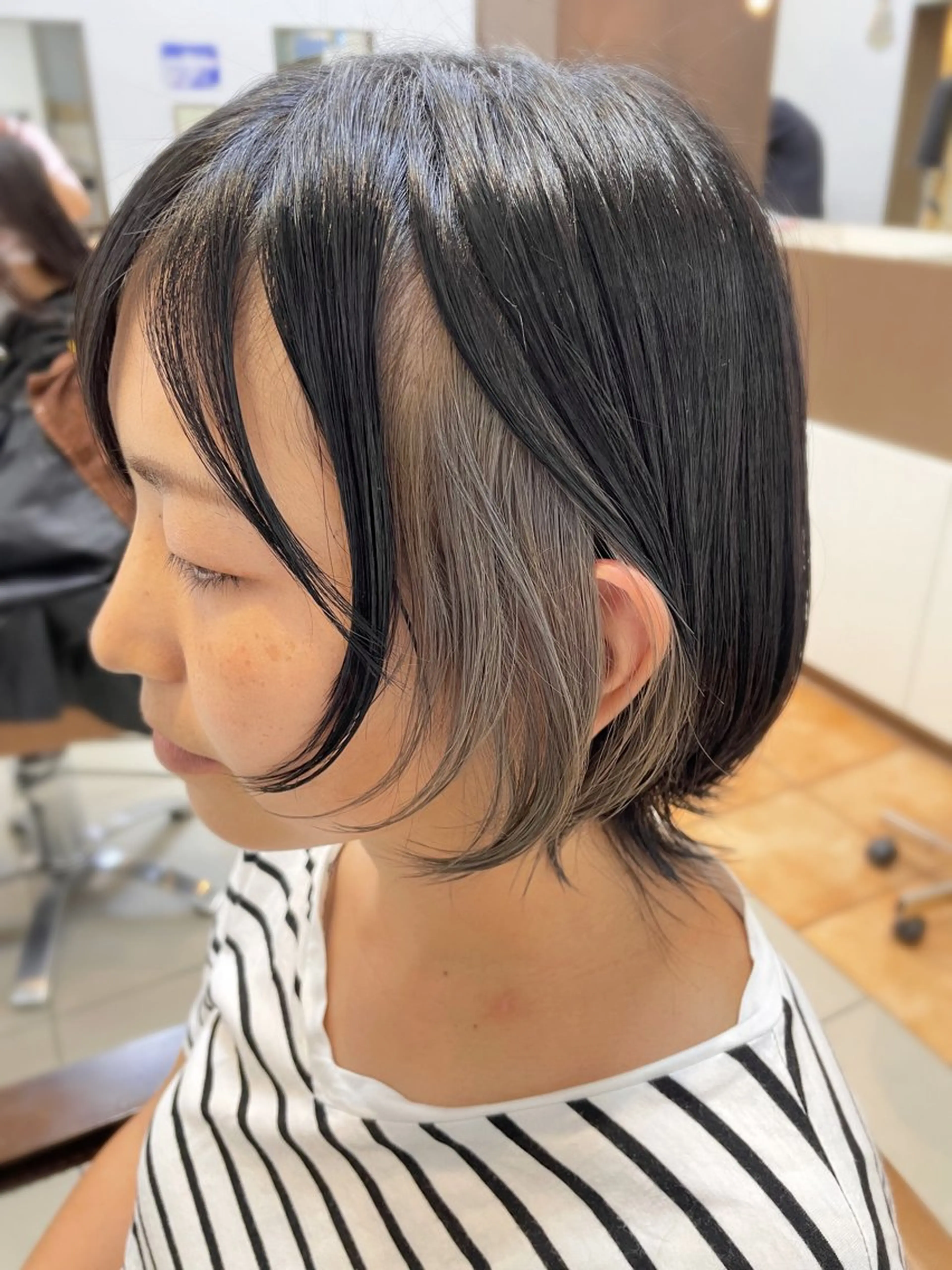 ミディアム カラー シルバー SOYON なんば店所属・水島 真彩のヘアスタイル