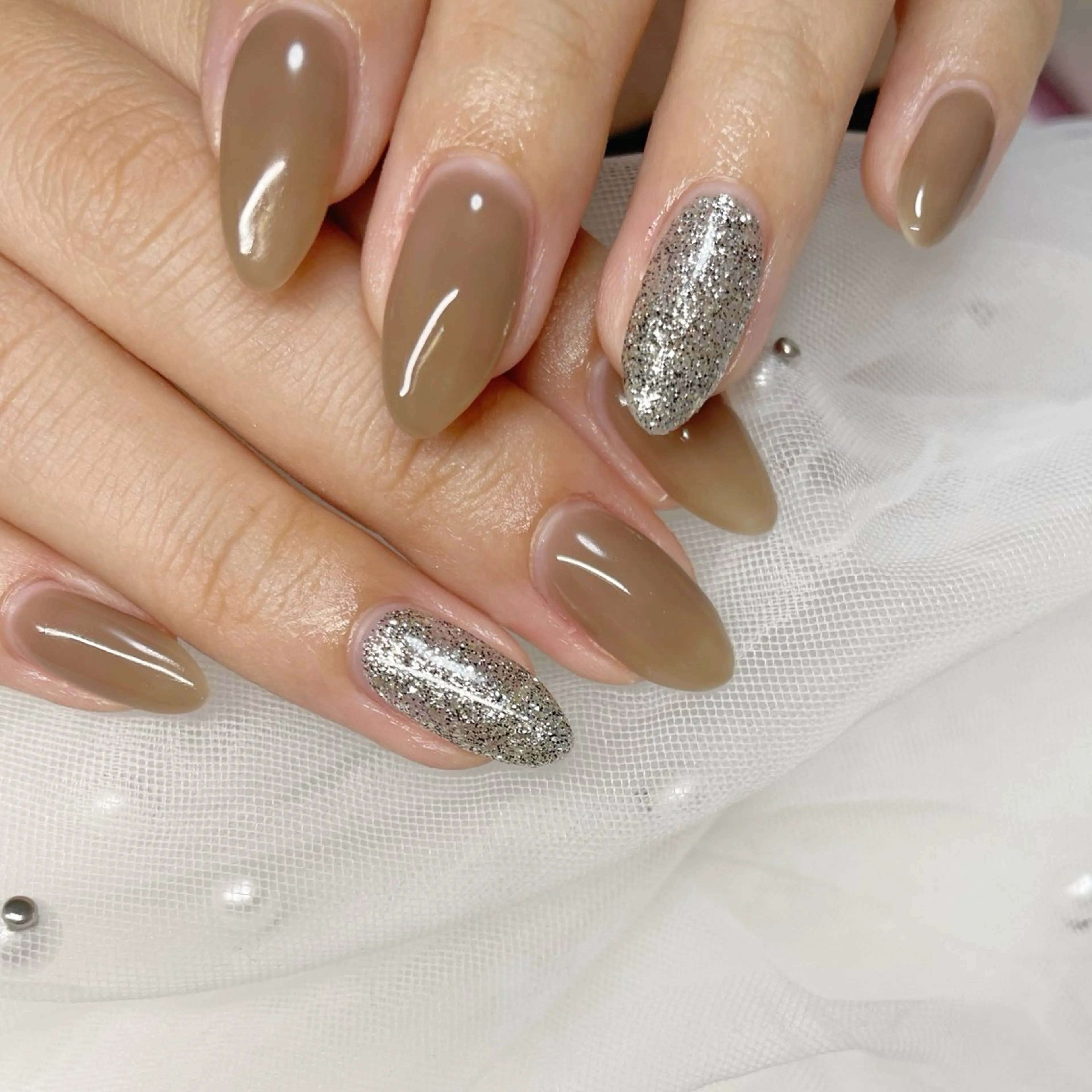 ネイル ブラウン ラメ(グリッター) オフィスネイル ワンカラーネイル シルバー ハンドネイル nailsalon SANANAILのネイルデザイン