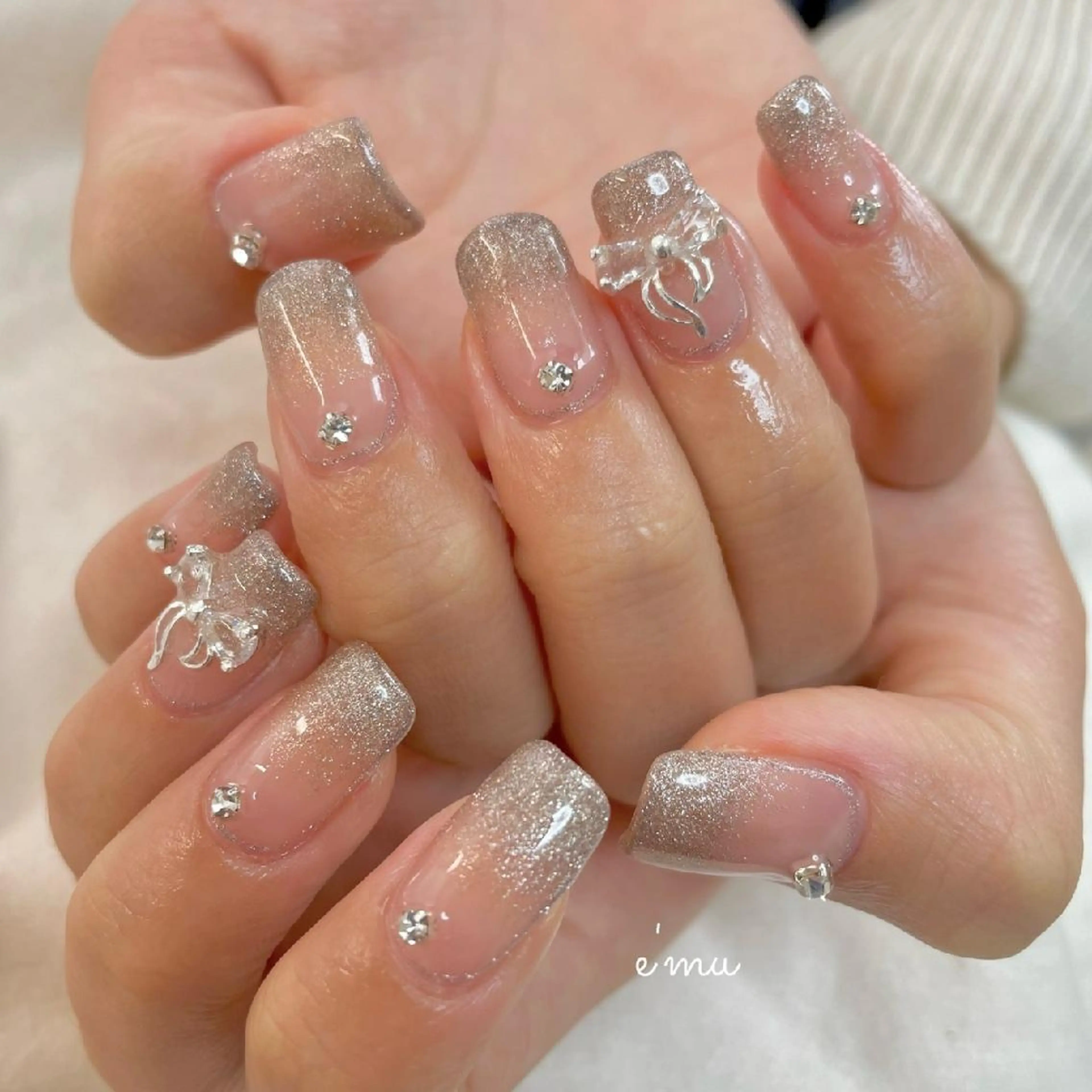 ネイル キラキラネイル 韓国ネイル ラメ(グリッター) ラメグラデーション リボン nail salon e'mu💐のネイルデザイン