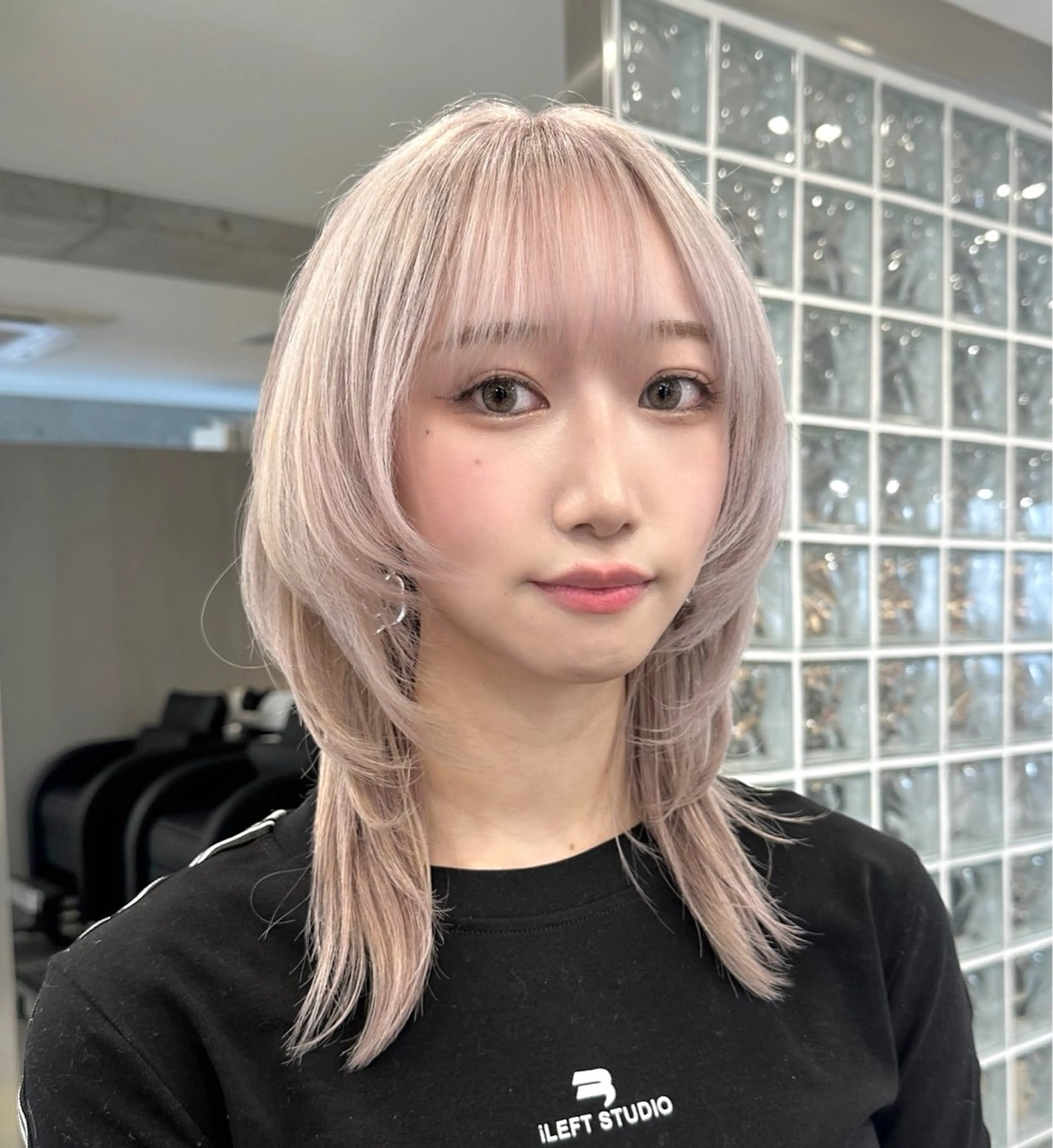 セミロング カラー ブリーチ ブロンド ダブルカラー ハイトーンカラー ホワイトブロンド ❣️本日ショート カット大募集❣️のヘアスタイル