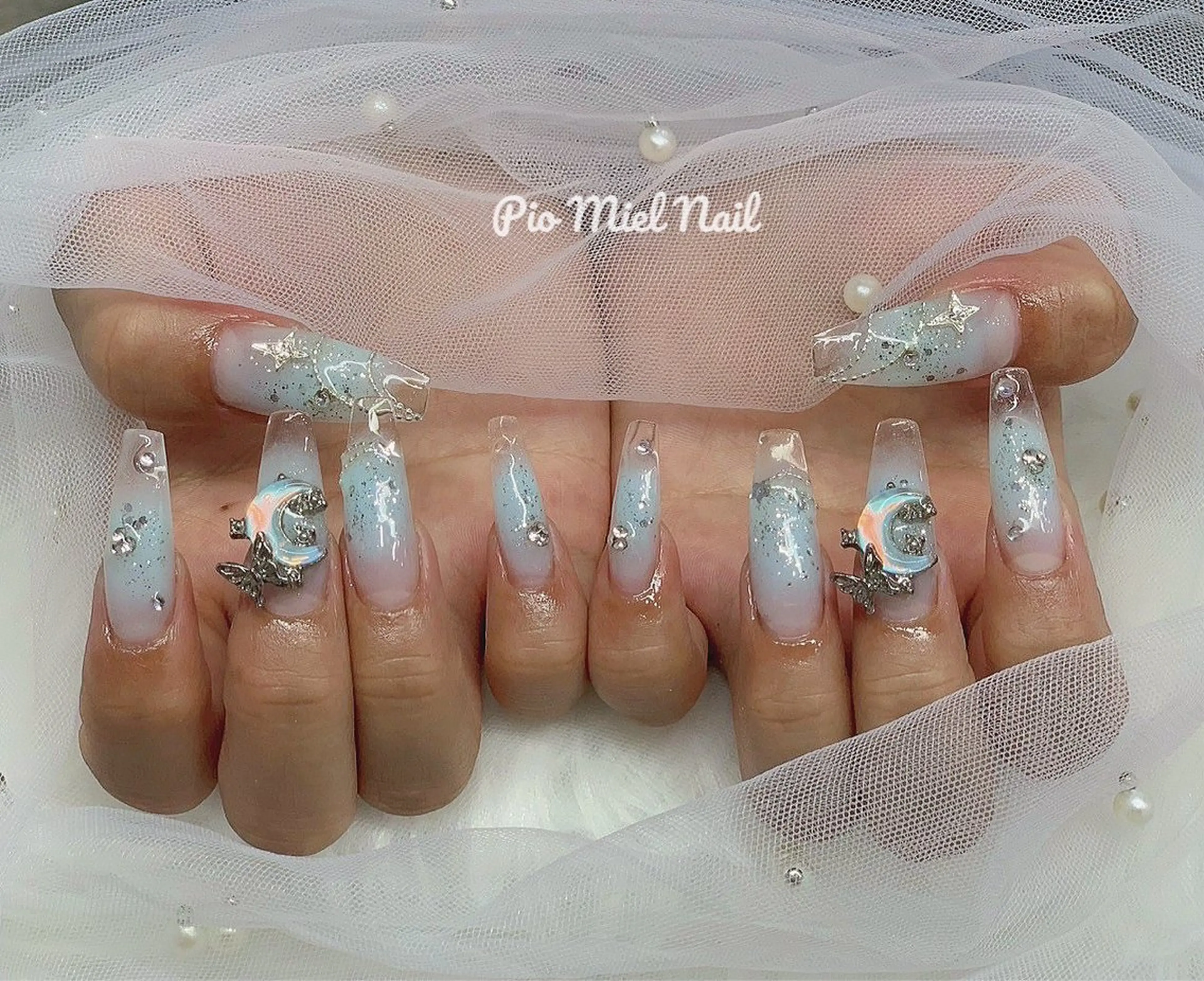 ネイル オーロラネイル ブルー グラデーション ロングネイル 冬ネイル ハンドネイル momo 長さだしのネイルデザイン