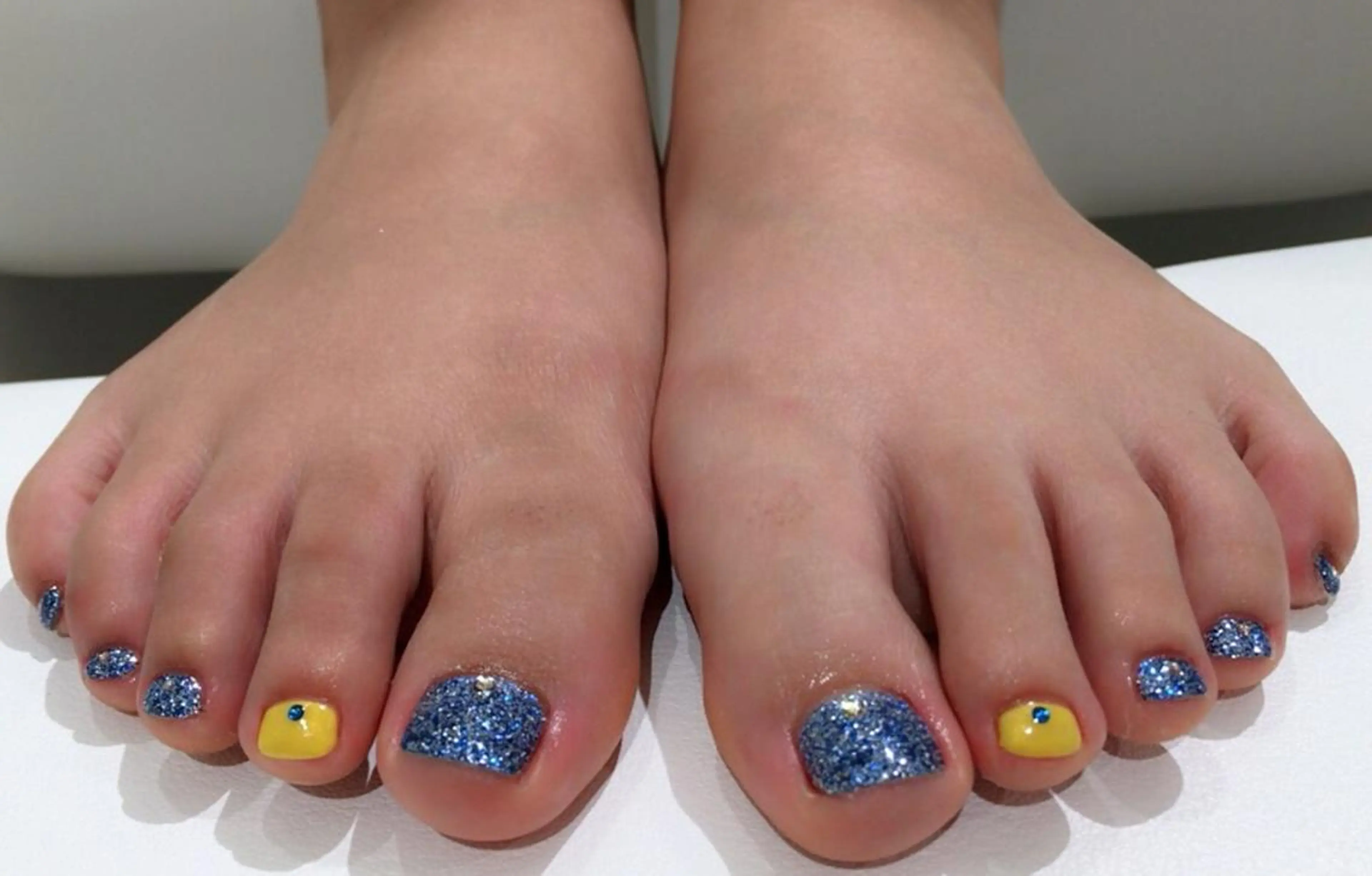 ネイル ブルー ラメ(グリッター) 黄色 山藤 萌永のネイルデザイン