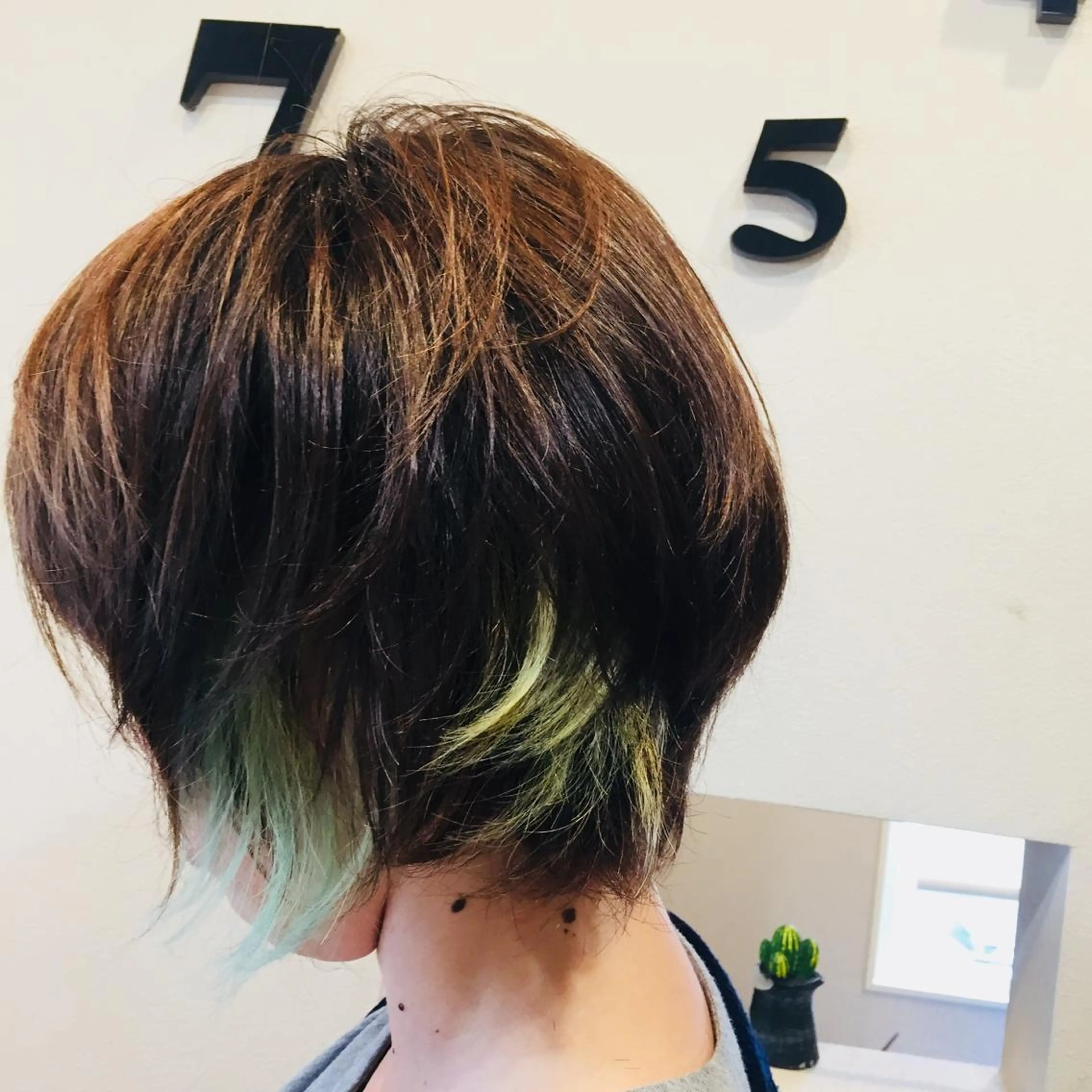 ショート カラー エメラルドグリーン カット ヘアカラー トリートメント ヘアセット 中村 優太のヘアスタイル