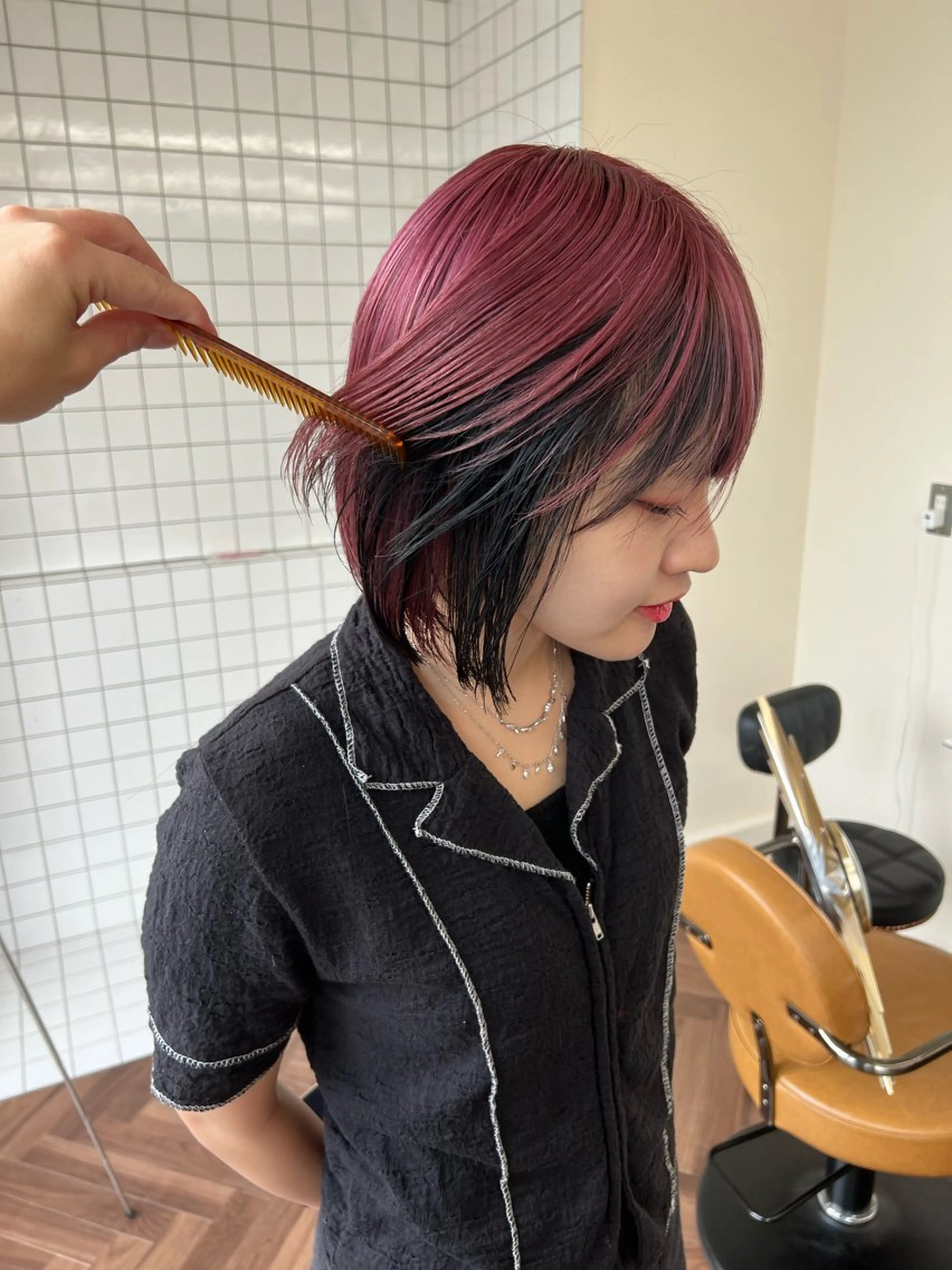 ミディアム カラー アッシュ アッシュブラウン ブリーチ ブラウンカラー ケアブリーチ ヘアカラー トリートメント ヘアセット ニュアンスレイヤー ハイトーンカラーのヘアスタイル