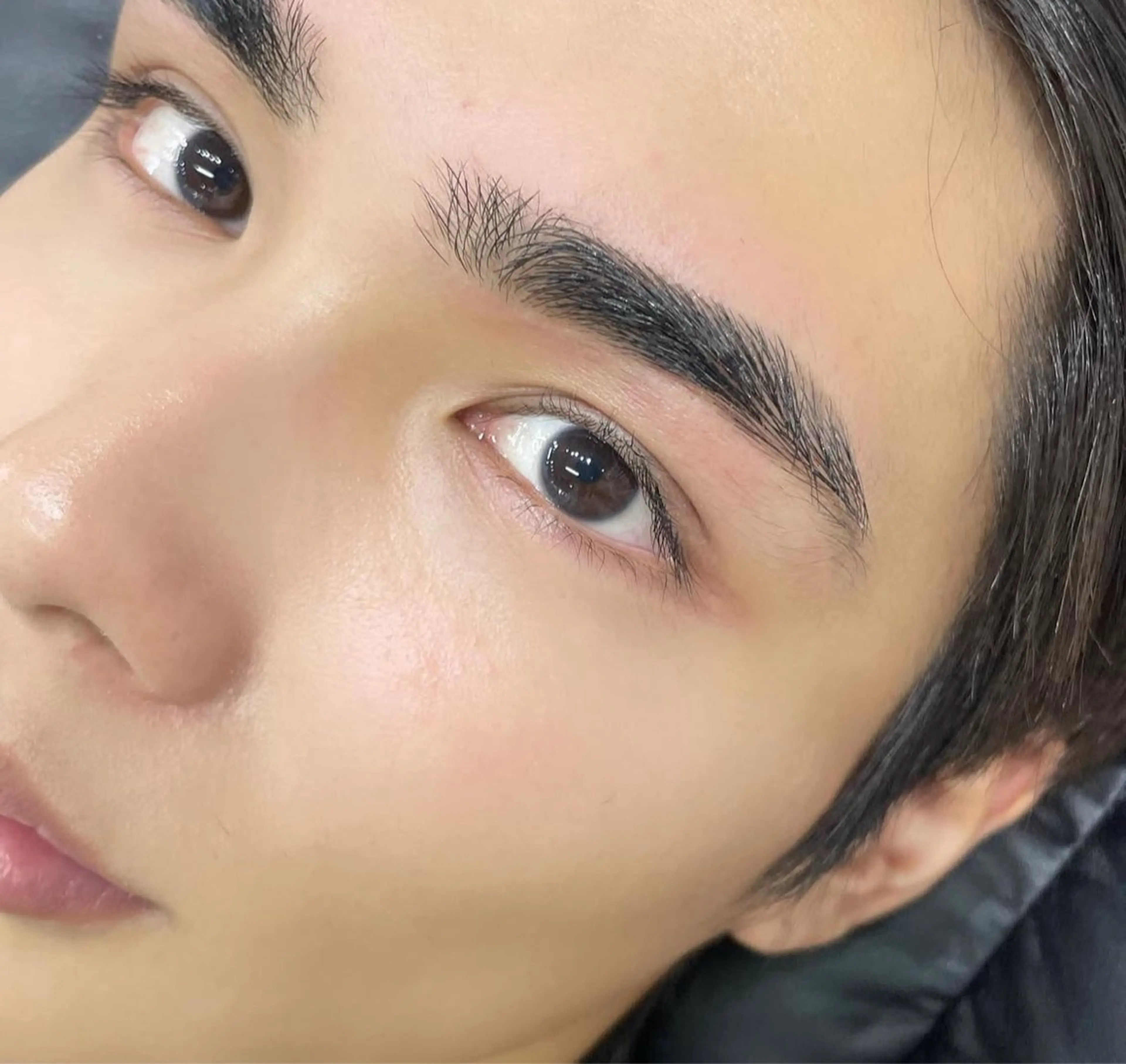 《メンズWAX脱毛》骨格や筋肉に合わせ導き出した黄金比を元に眉の形を整えお顔に合った眉毛に仕上げます。の写真