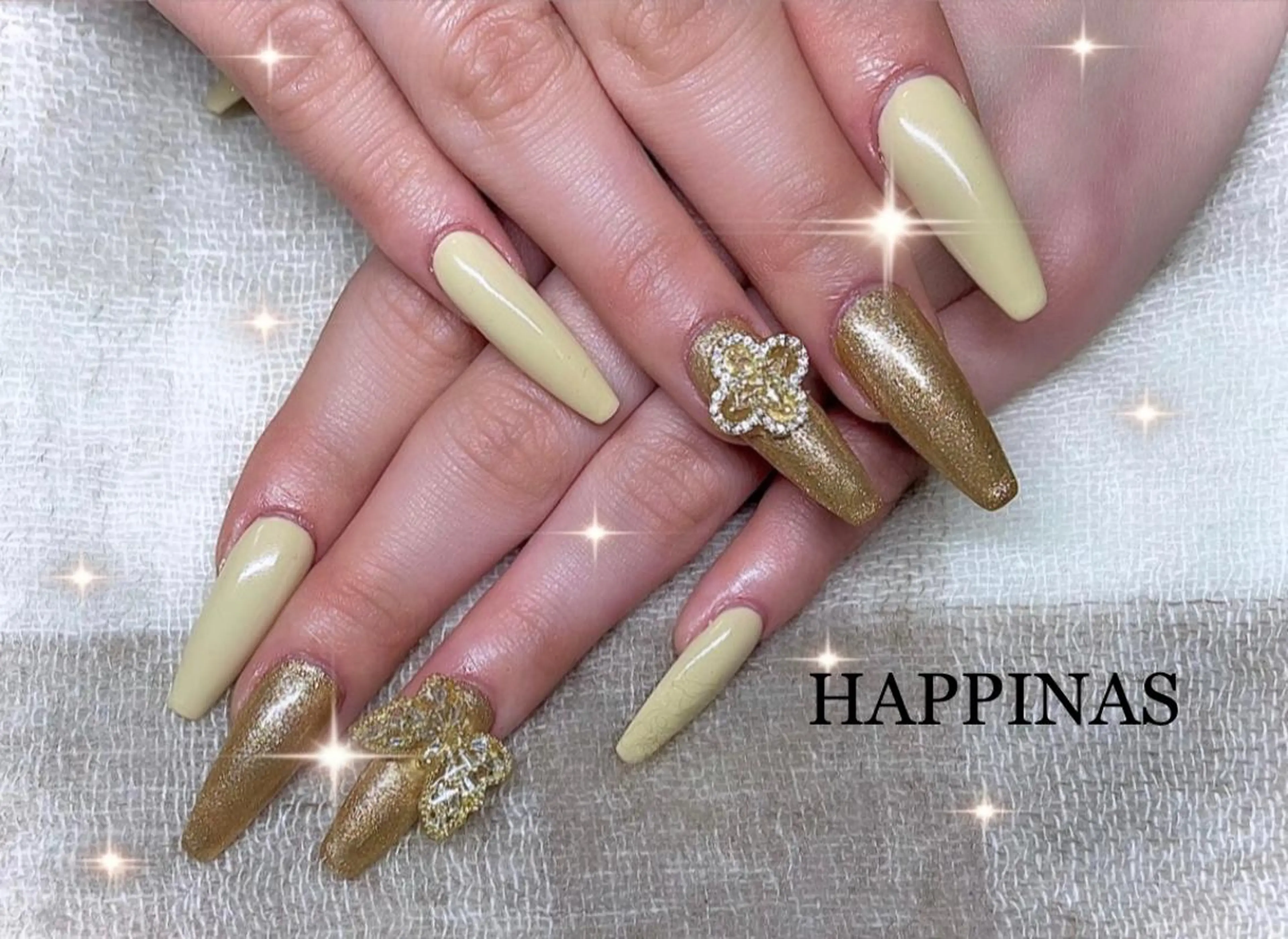 ネイル フラワーネイル ゴールド キラキラネイル ロングネイル ワンカラーネイル HAPPINAS Jrネイリスト💅のネイルデザイン