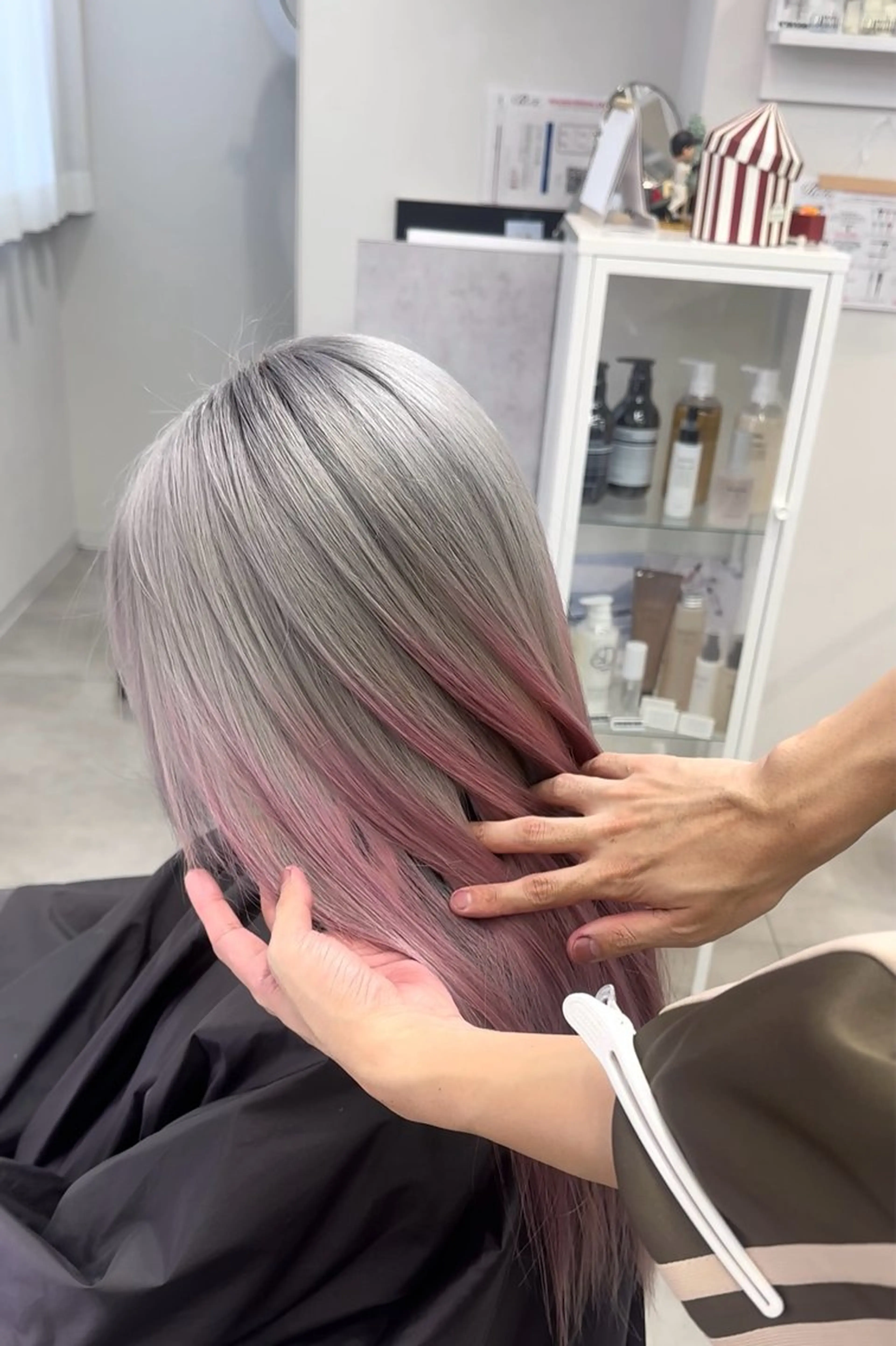 ロング カラー ピンクカラー シルバー ホワイトシルバー ヘアカラー トリートメント 誠也/唯一無二の ルーツカラーのヘアスタイル