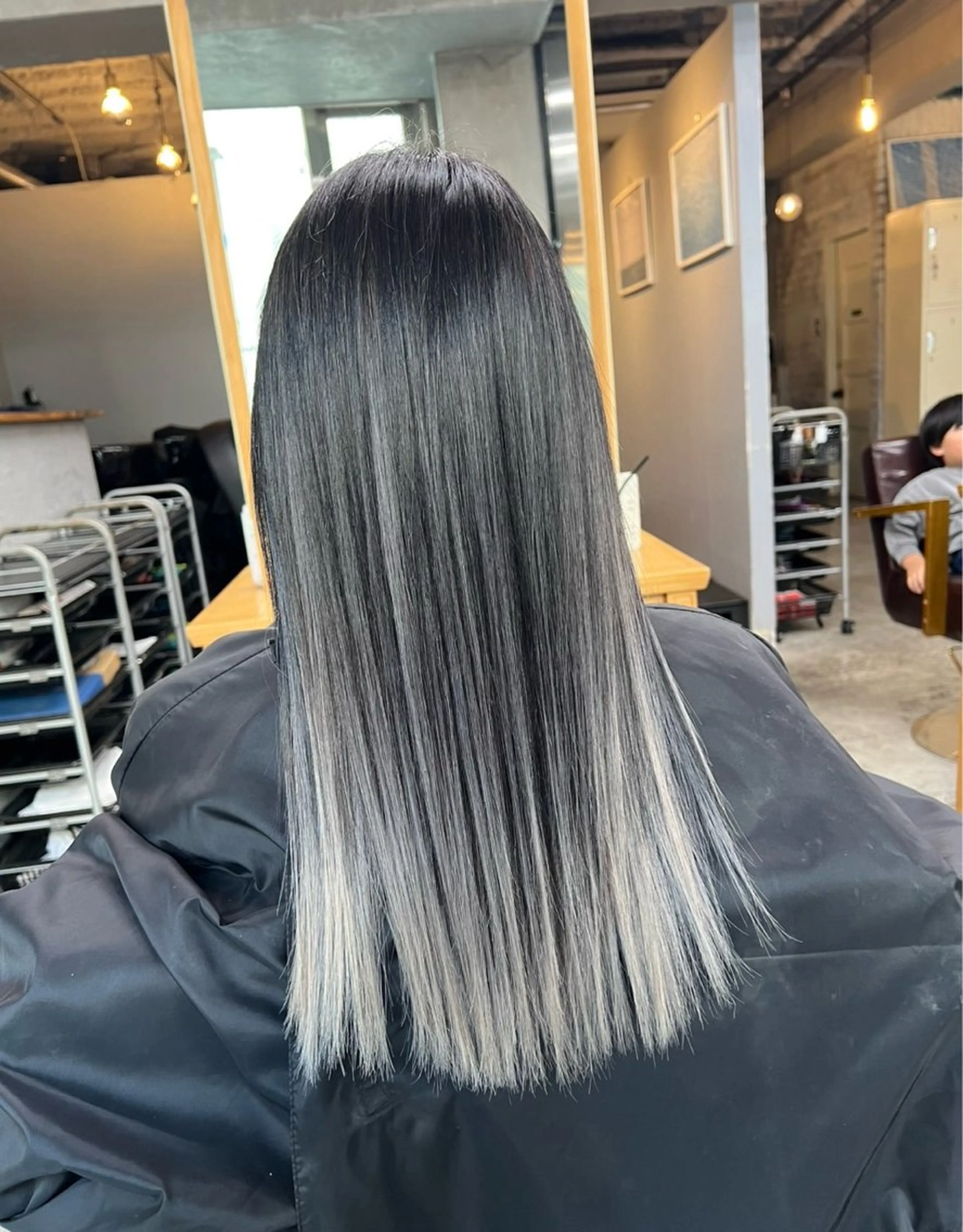 セミロング カラー バレイヤージュ シルバー ホワイトシルバー レイヤーカット ヘアカラー トリートメント ROBIN所属・指名数No.1 /NAOYAのヘアスタイル