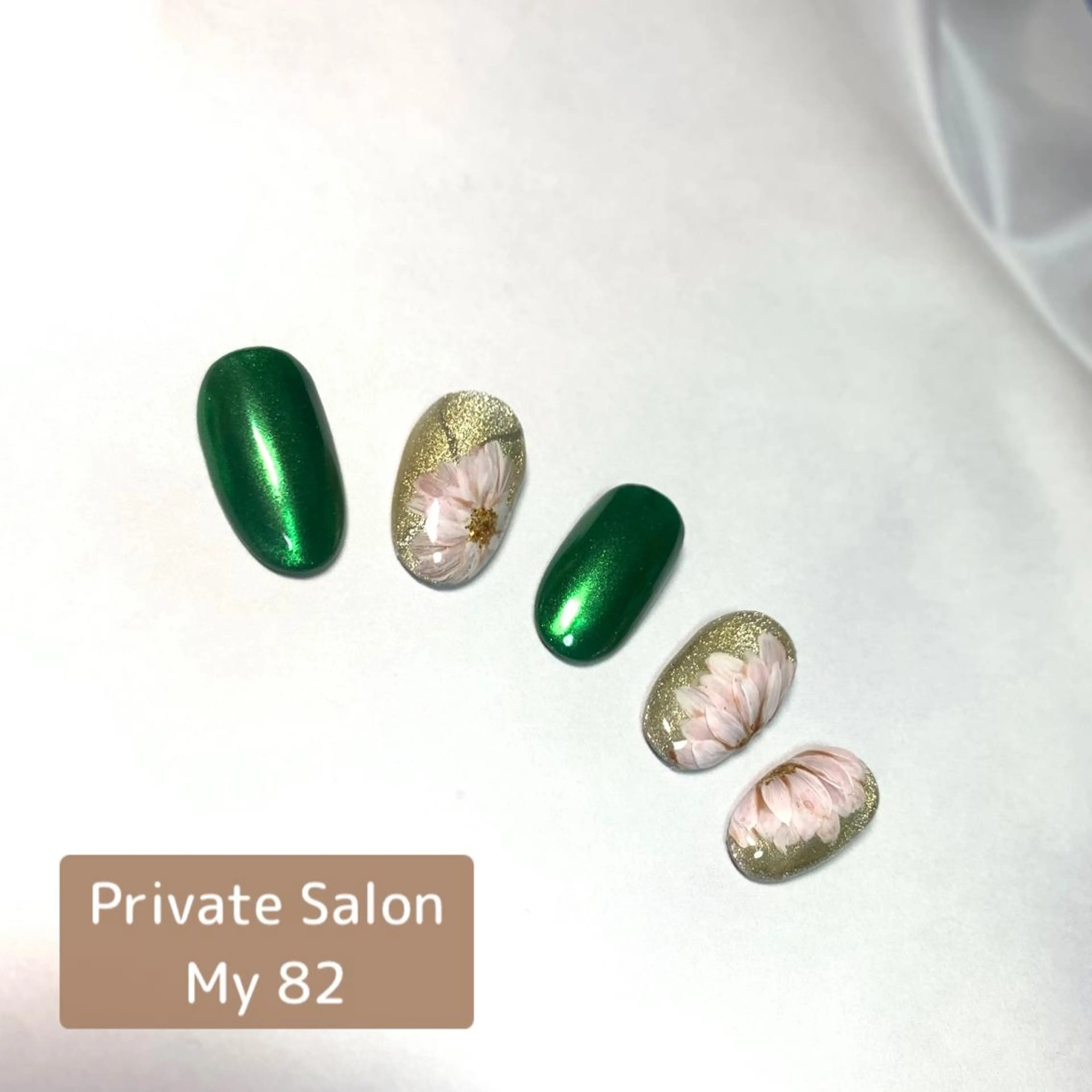 ネイル アートネイル フラワーネイル ジェルネイル ゴールド グリーン ハンドネイル Private Sa lon  MARLOのネイルデザイン