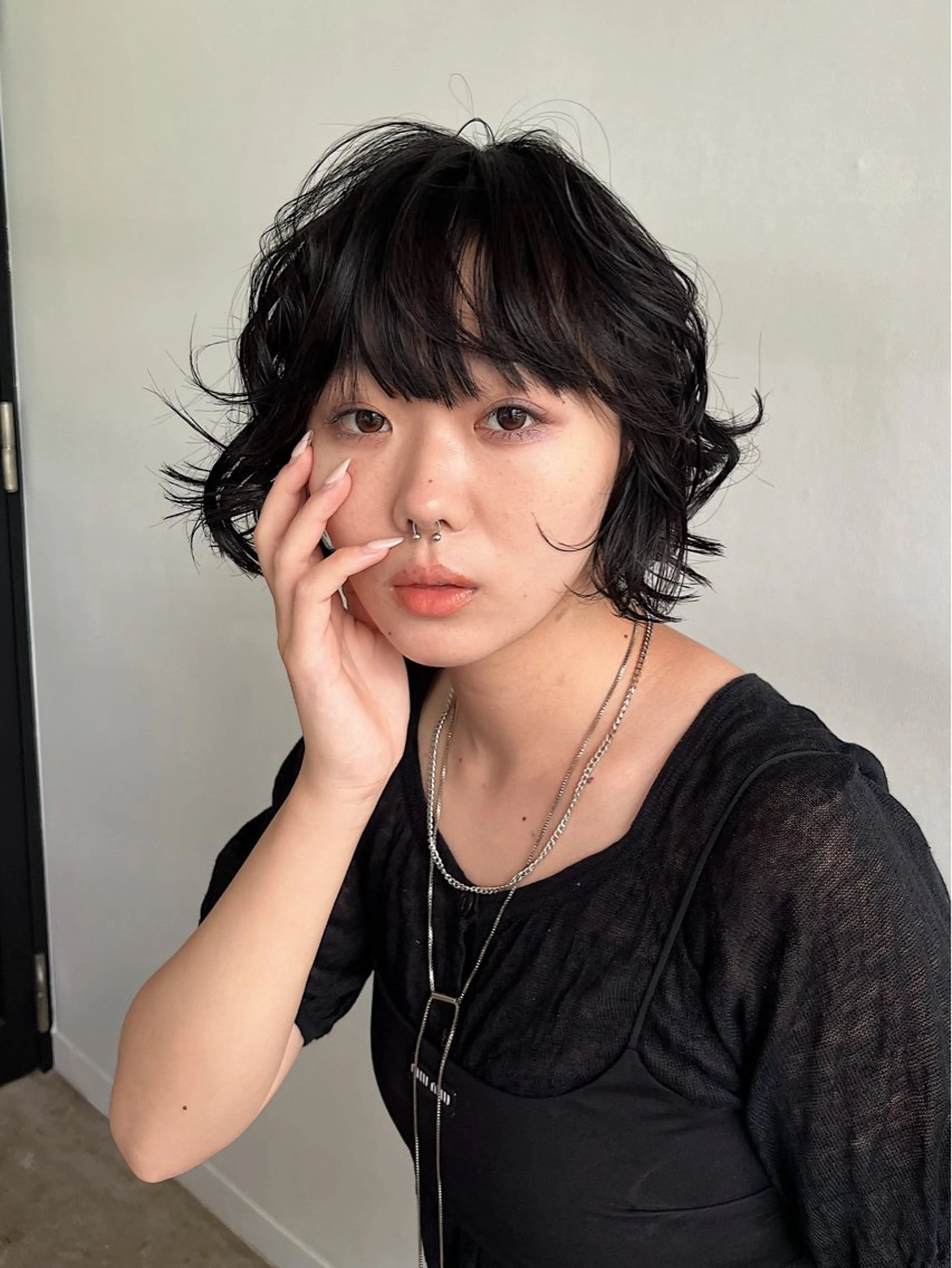 ショート カラー 黒髪 ナチュラルブラック ニュアンスカラー/ ろーれん🪻のヘアスタイル