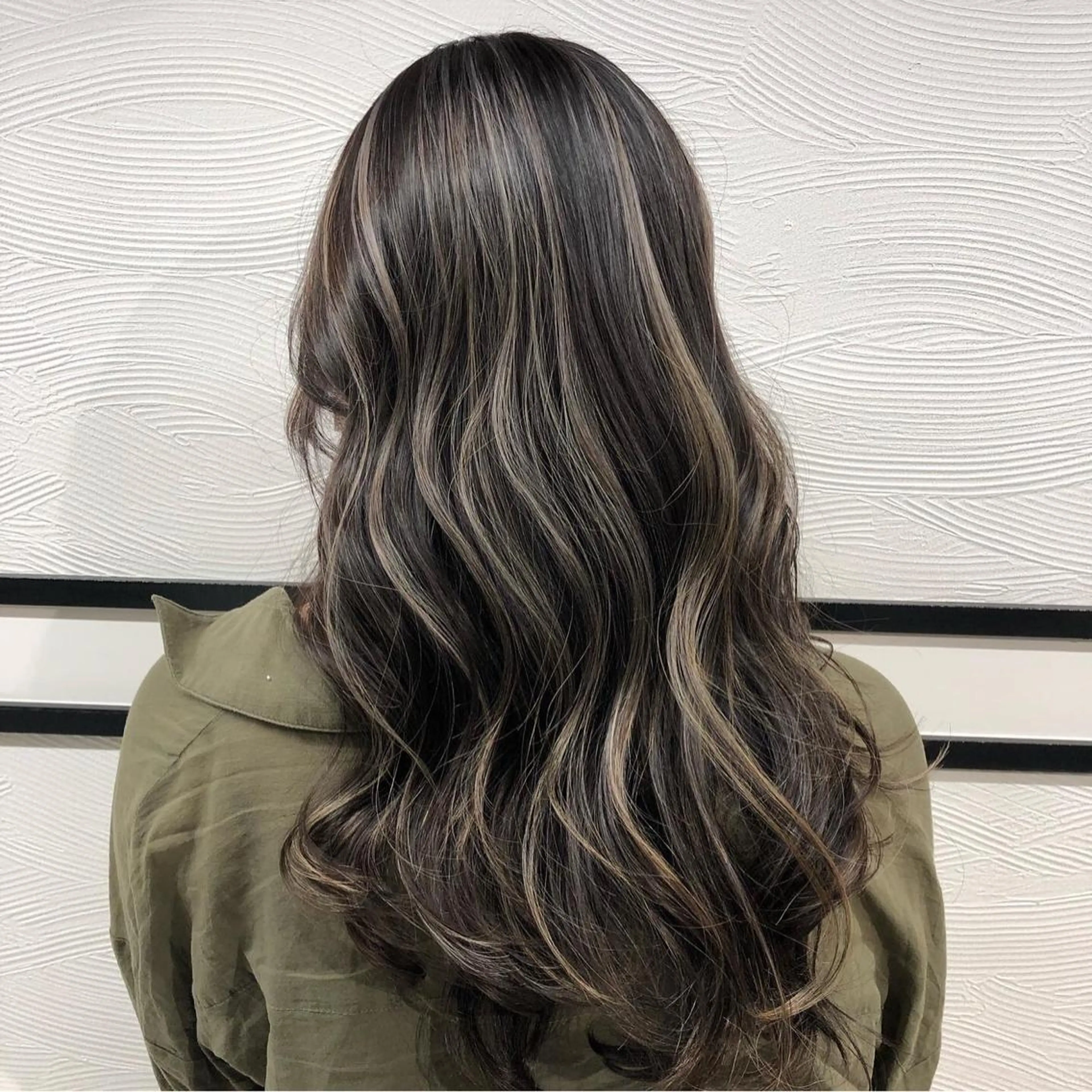 カラー ミストバング ベージュカラー ブロンド デザインカラー イヤリングカラー レイヤーカット 早崎太生のヘアスタイル