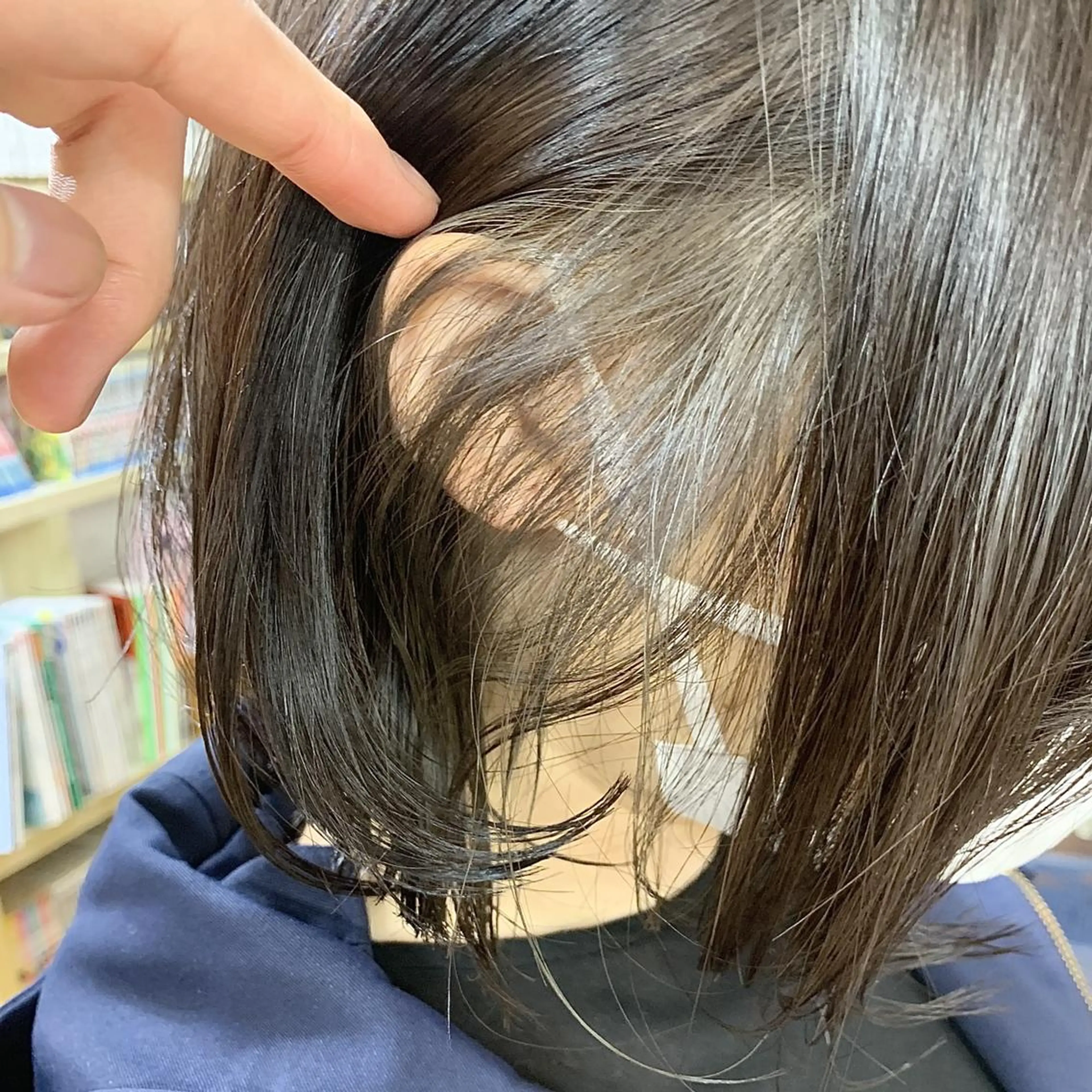 ショート カラー ブリーチ ハイトーンカラー シルバー お顔まわりカット🌱 emo.村松泉綺のヘアスタイル