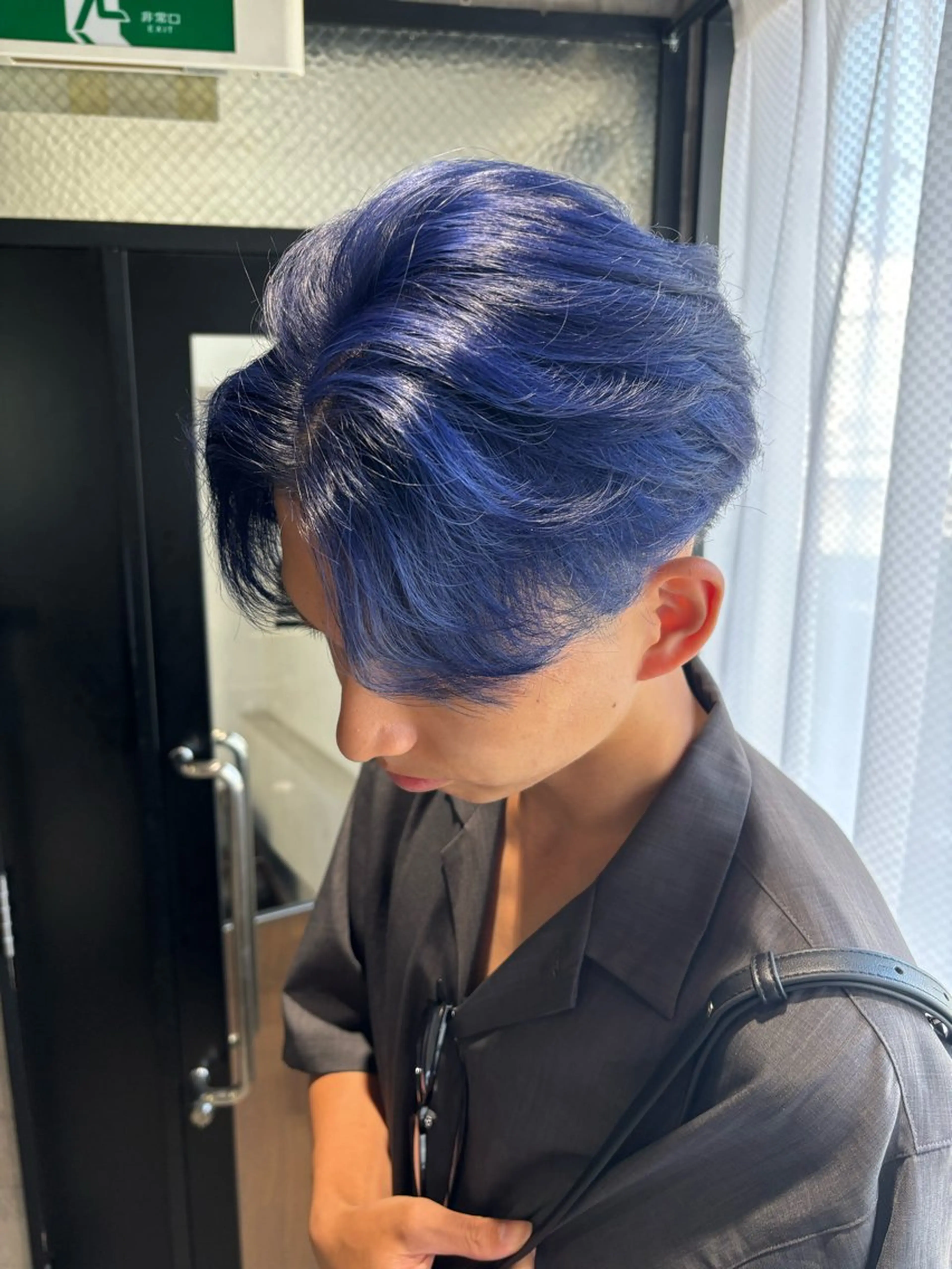 カラー メンズ センターパート メンズ韓国風 ブルーカラー ネイビーカラー シルバー カット ヘアカラー トリートメント _white【京橋店】所属・_WHITE / KENTOのヘアスタイル