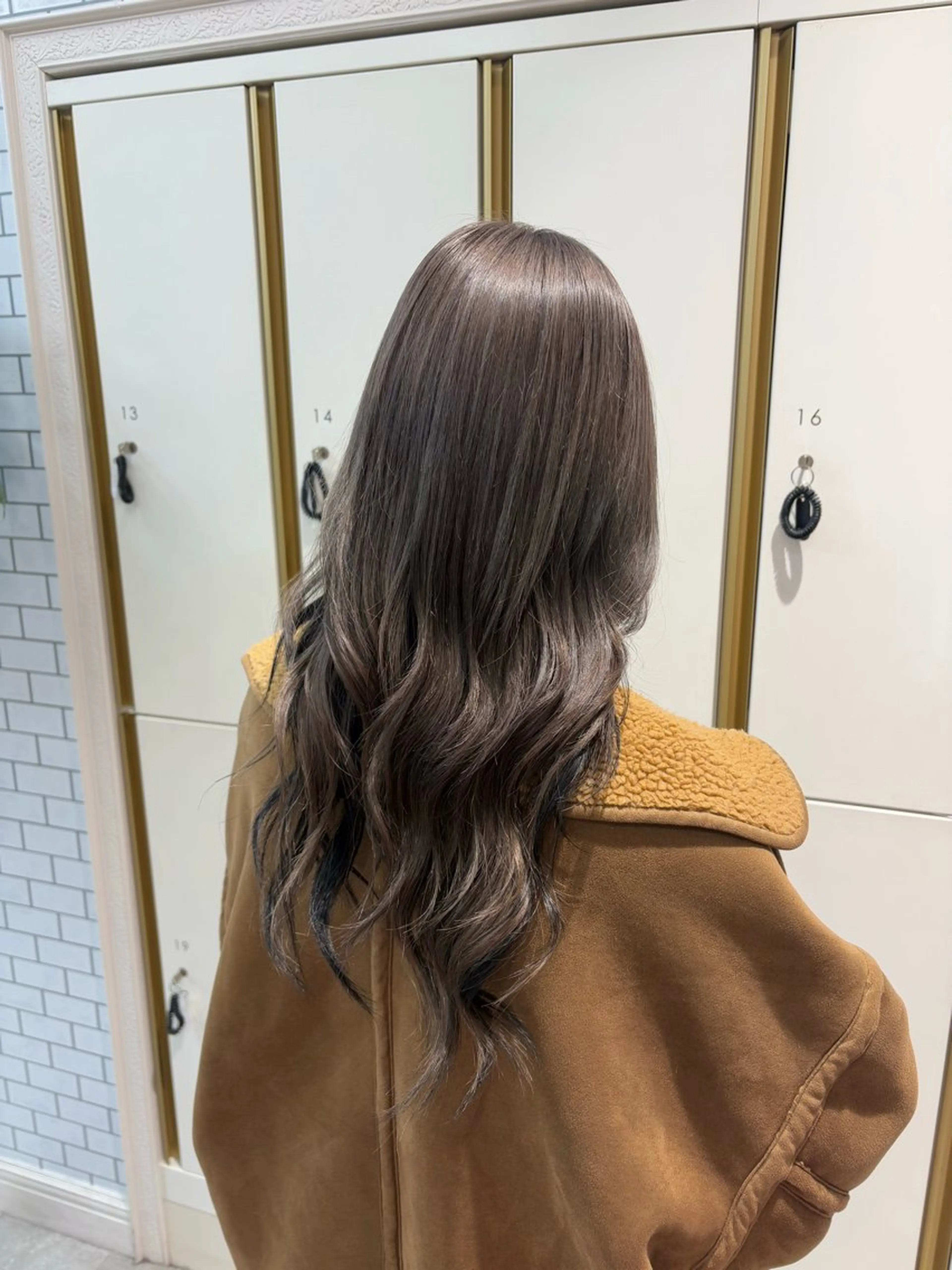 ロング カラー ベージュカラー ミルクティーベージュ シルバー ブリーチ🫧艶カラー レイヤー韓国ヘアのヘアスタイル