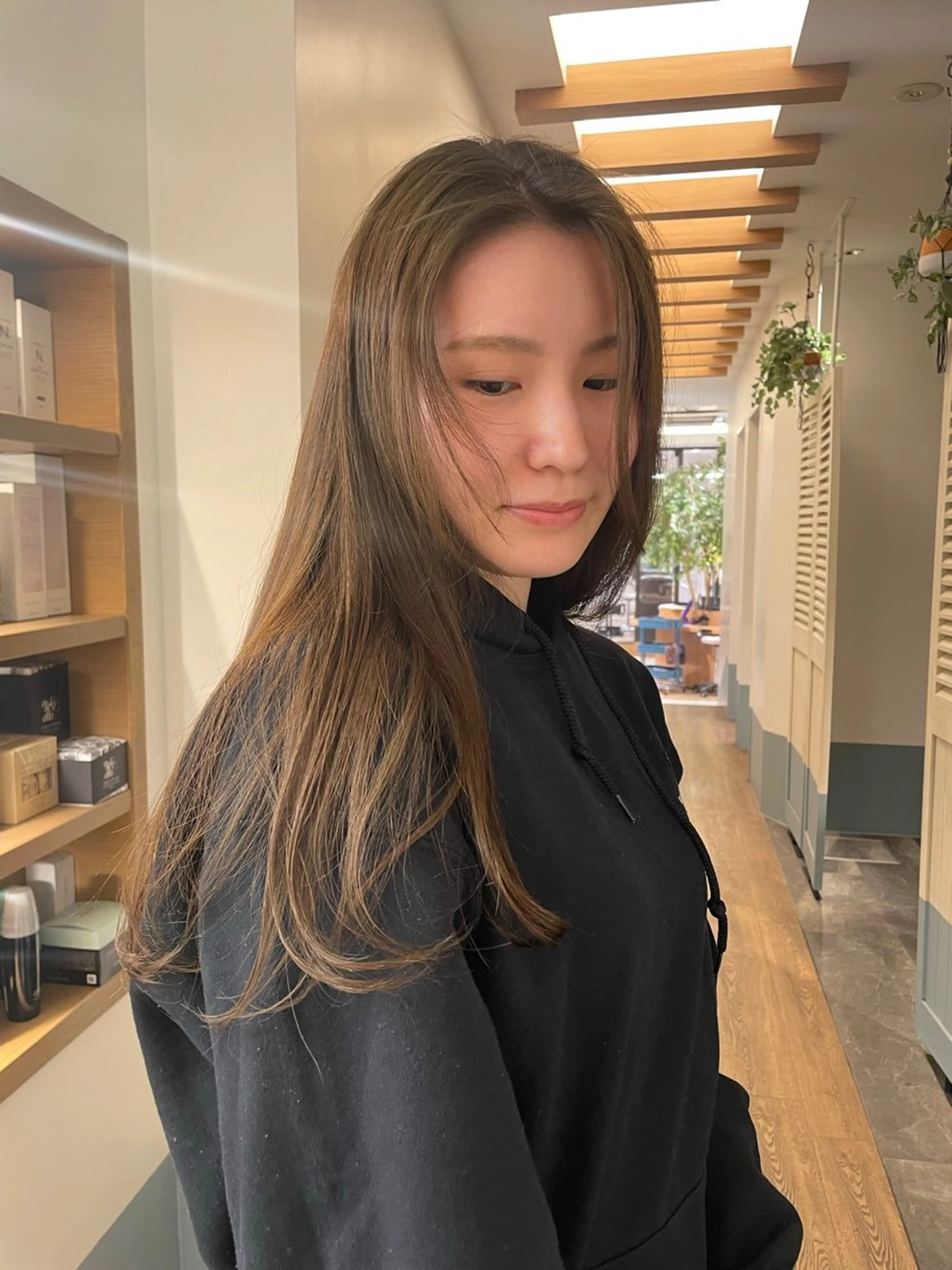 ロング カラー ベージュカラー ブリーチ オリーブベージュ ヘアカラー トリートメント リカ/ハイトーン ・オリーブ🍀のヘアスタイル