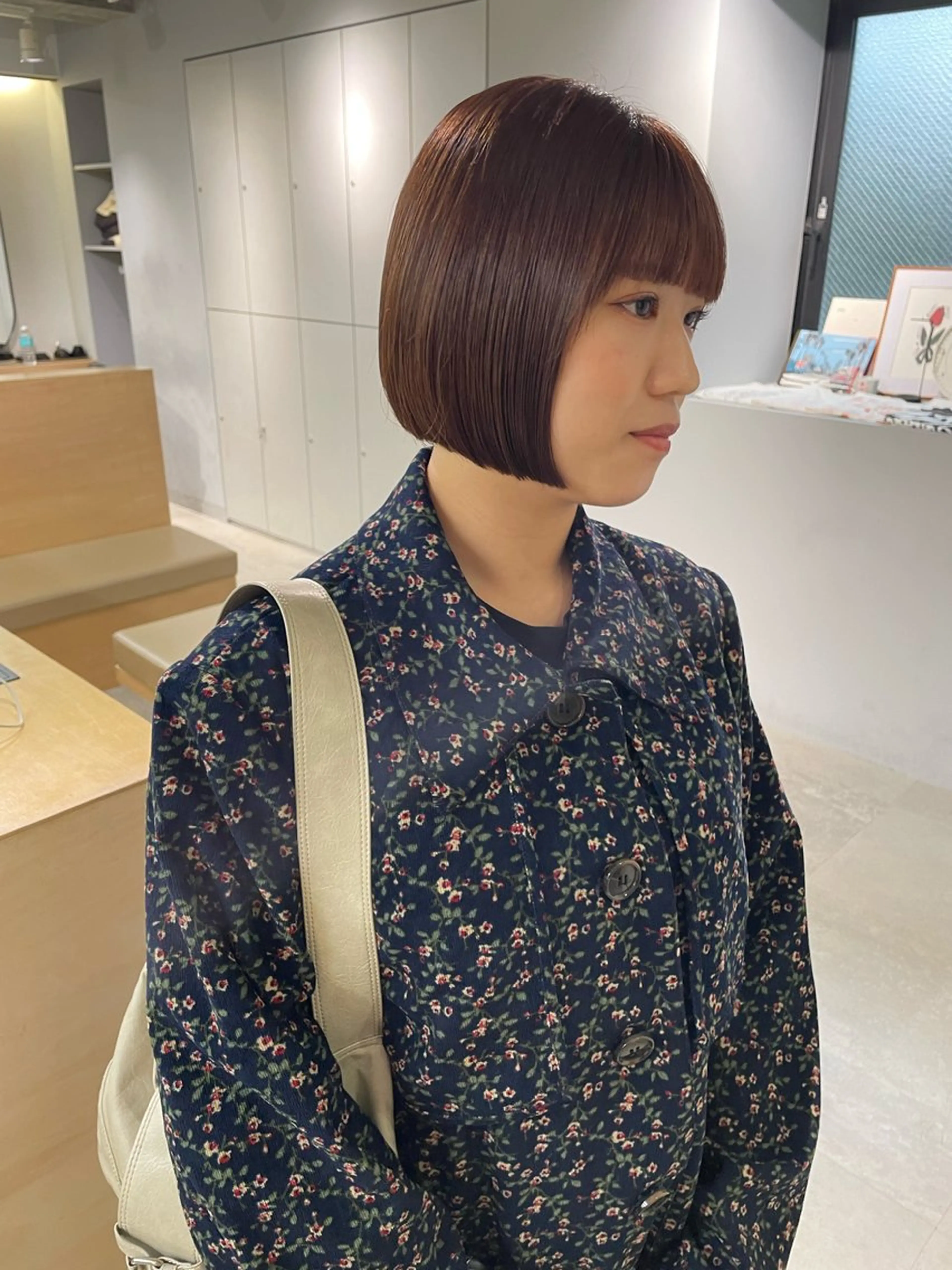 ミディアム ボブ カット ヘアカラー トリートメント MIU/ルーツカラー ボブ/顔周りレイヤーのヘアスタイル