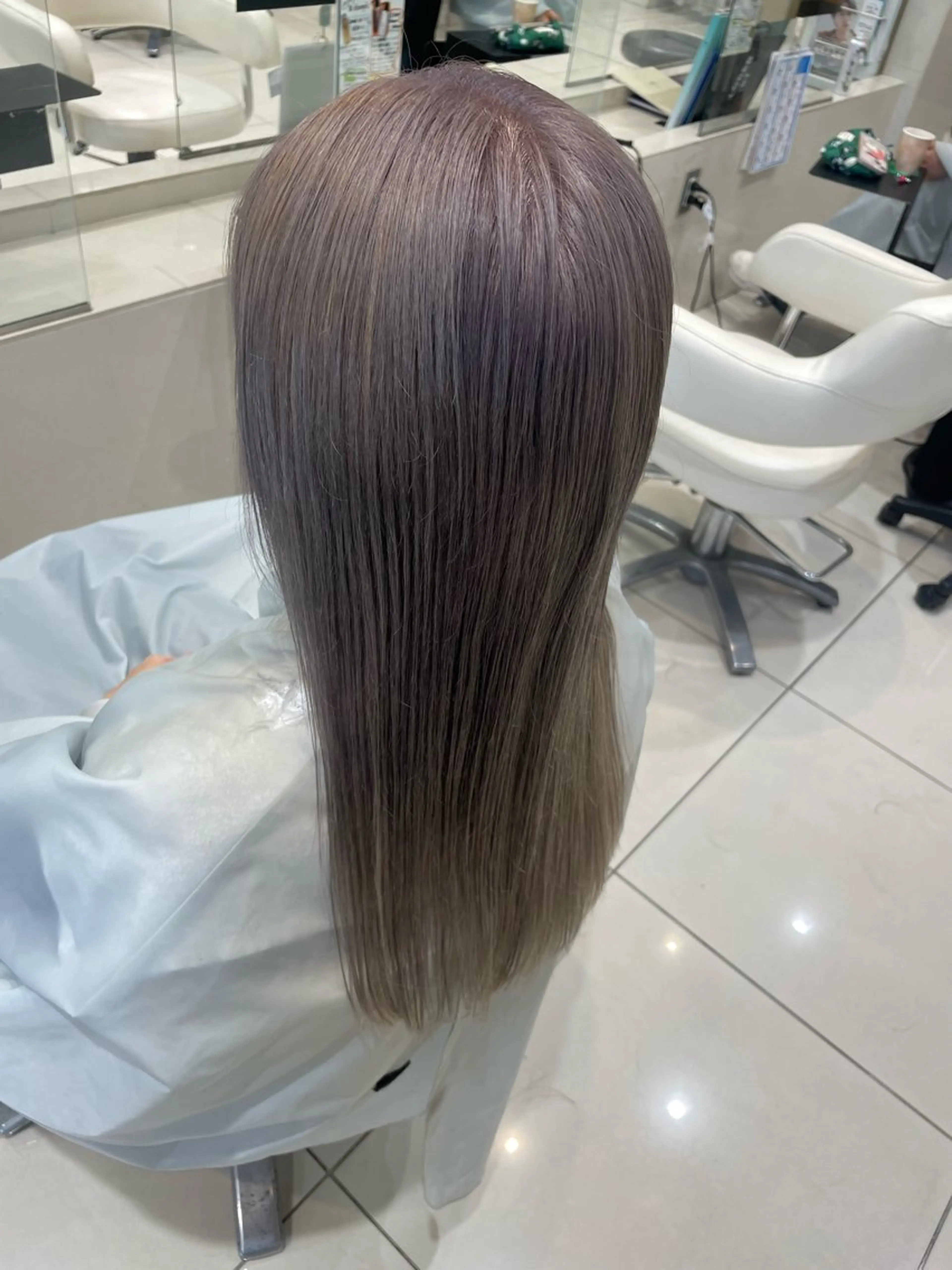 カラー ブリーチ ブロンド ハイトーンカラー シルバー 石川 英美花のヘアスタイル
