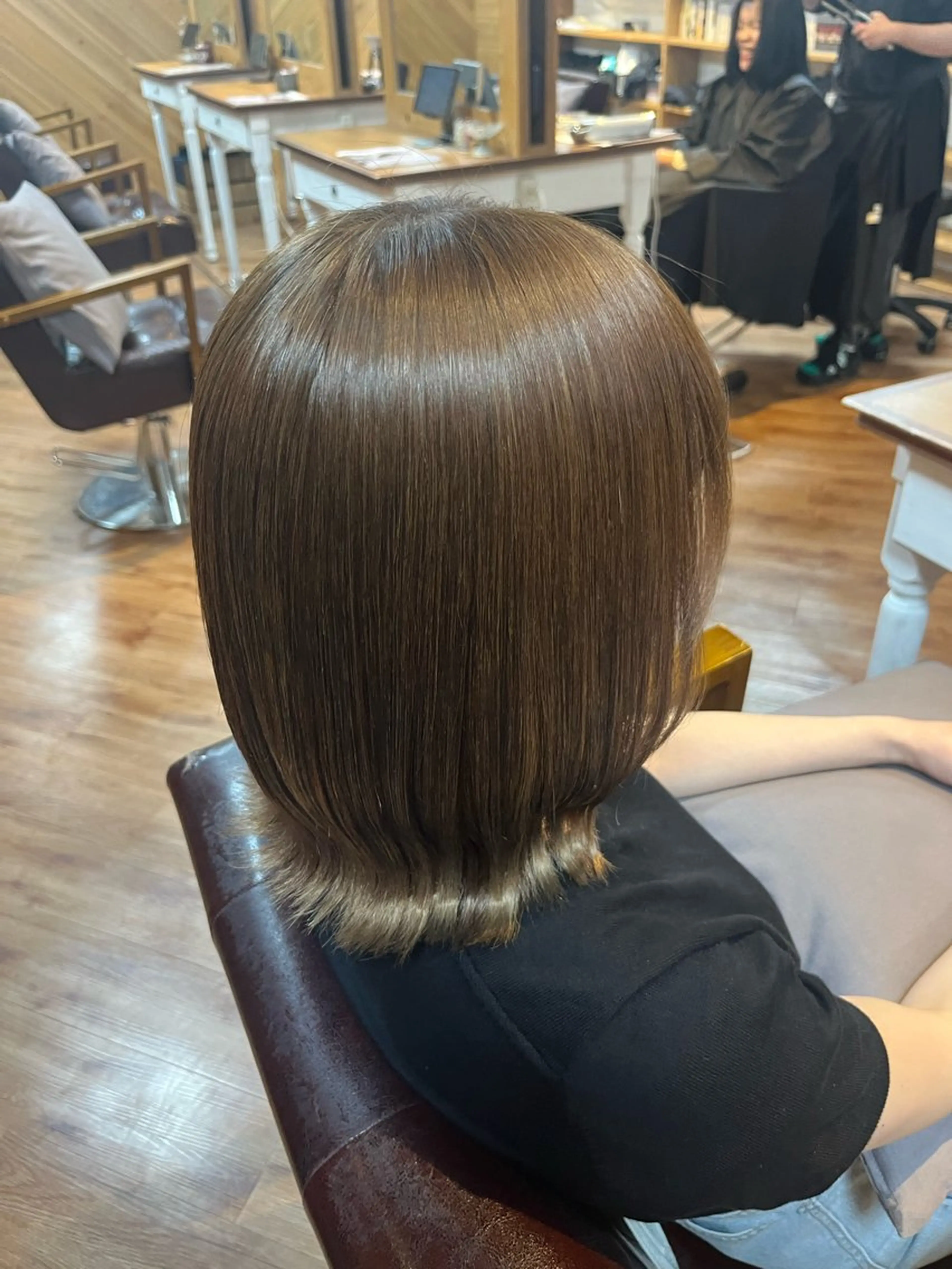 ミディアム カラー ベージュカラー ブリーチ ミルクティーベージュ ブリーチなしカラー カット ヘアカラー 高森 桃佳のヘアスタイル