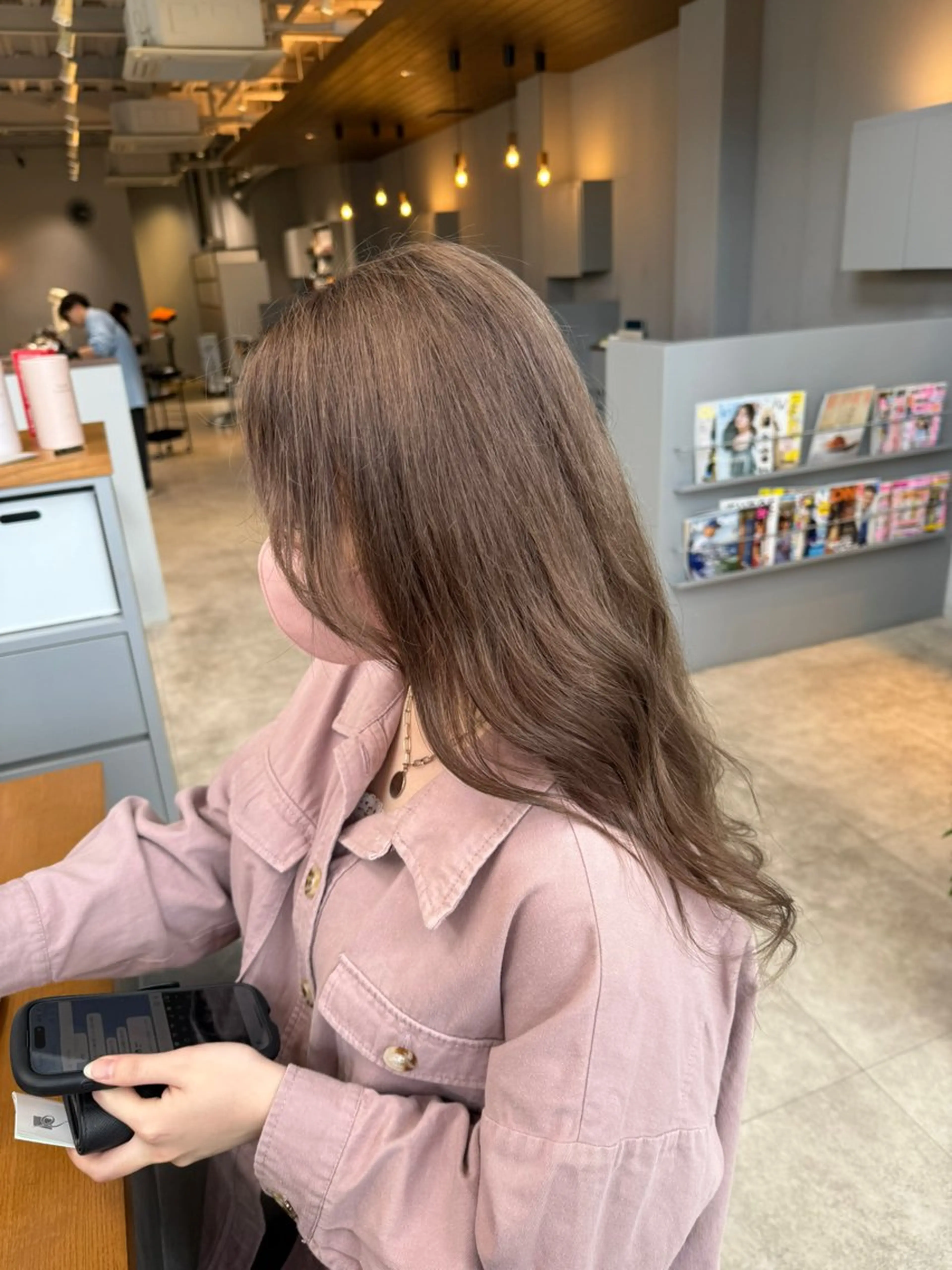 ロング カラー ベージュカラー ミルクティーベージュ カット ヘアカラー エマ ピボット 中川店所属・富原崇太/透明感カラ ー/切りっぱなしボブのヘアスタイル