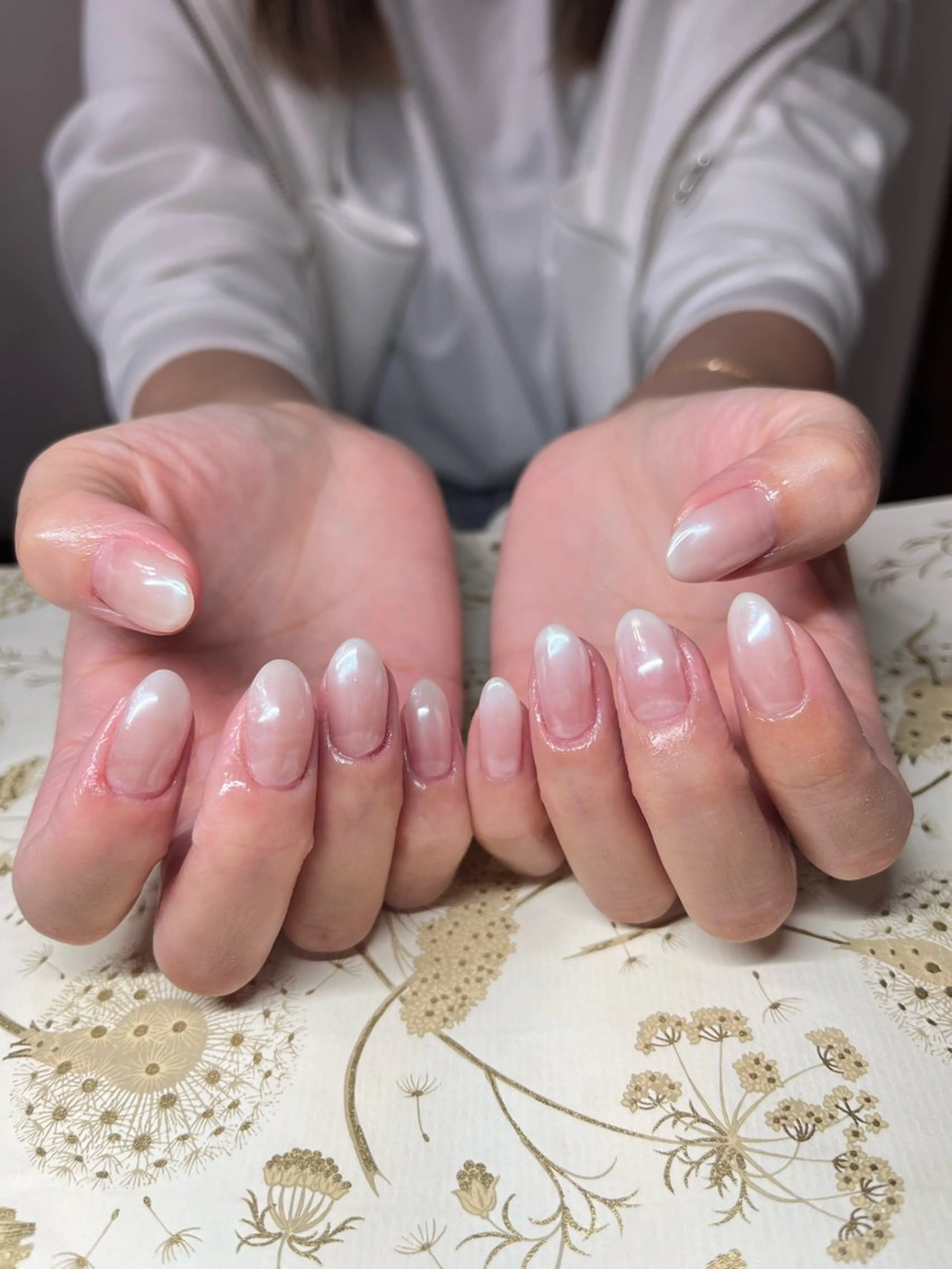 ネイル グラデーション ミラーネイル オフィスネイル シンプルネイル ホワイト ハンドネイル miel nailのネイルデザイン