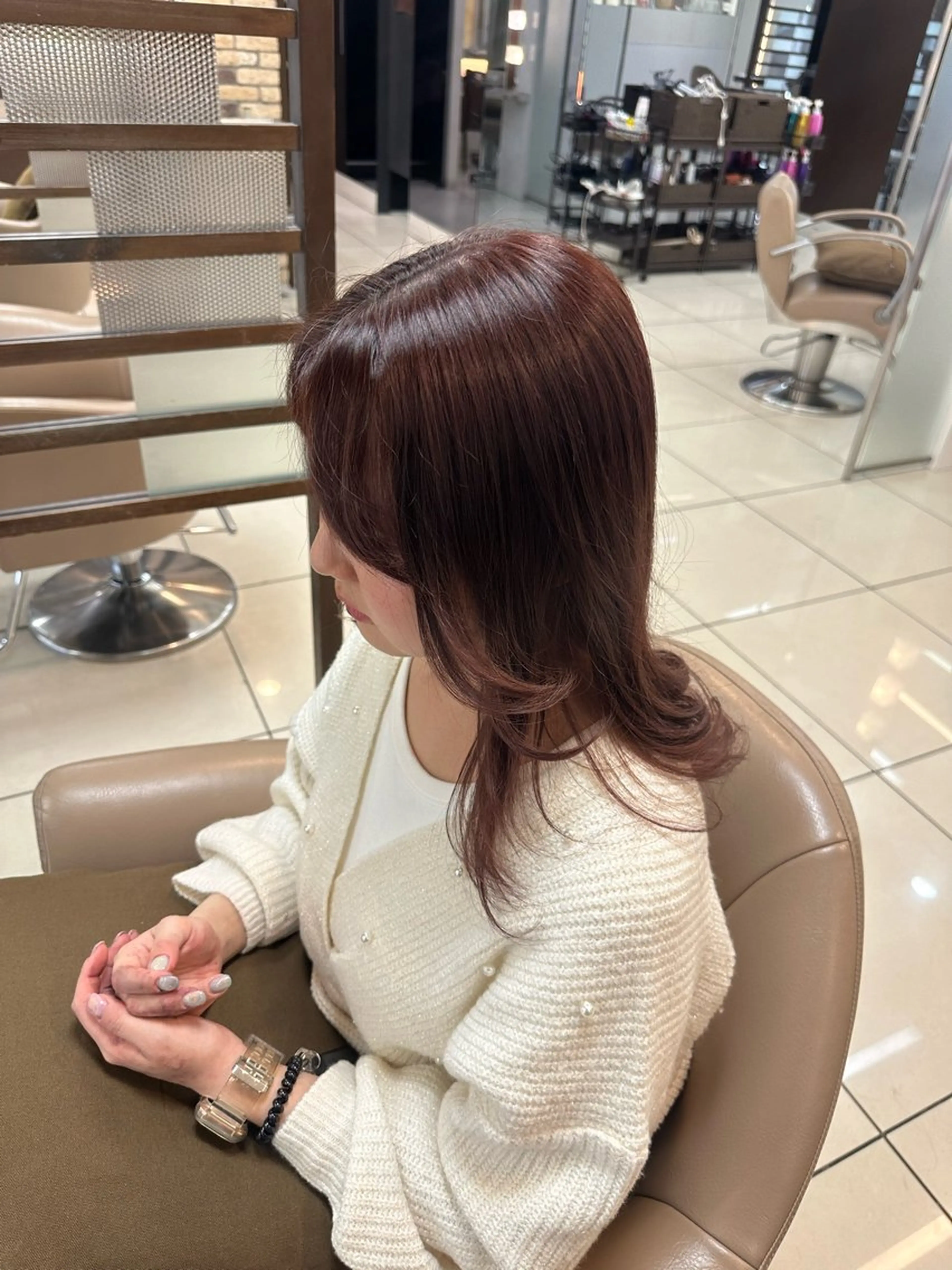 ロング カラー ヘアカラー ラウンドマッシュシャ ドウニュアンスパーマのヘアスタイル