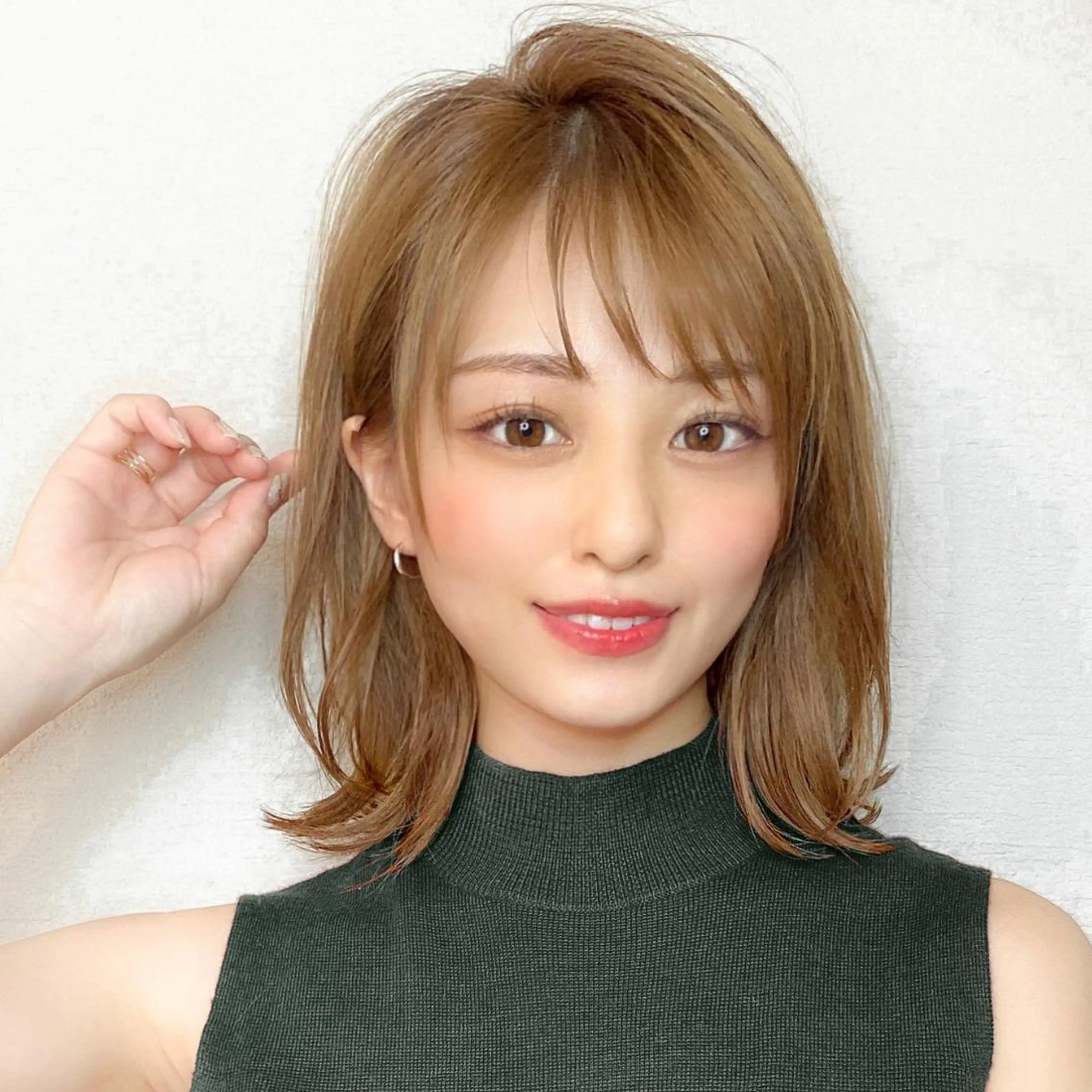 ミディアム カラー ベージュカラー ミルクティーベージュ ヘアカラー トリートメント 髪質改善/ レイヤーカット金井翔のヘアスタイル
