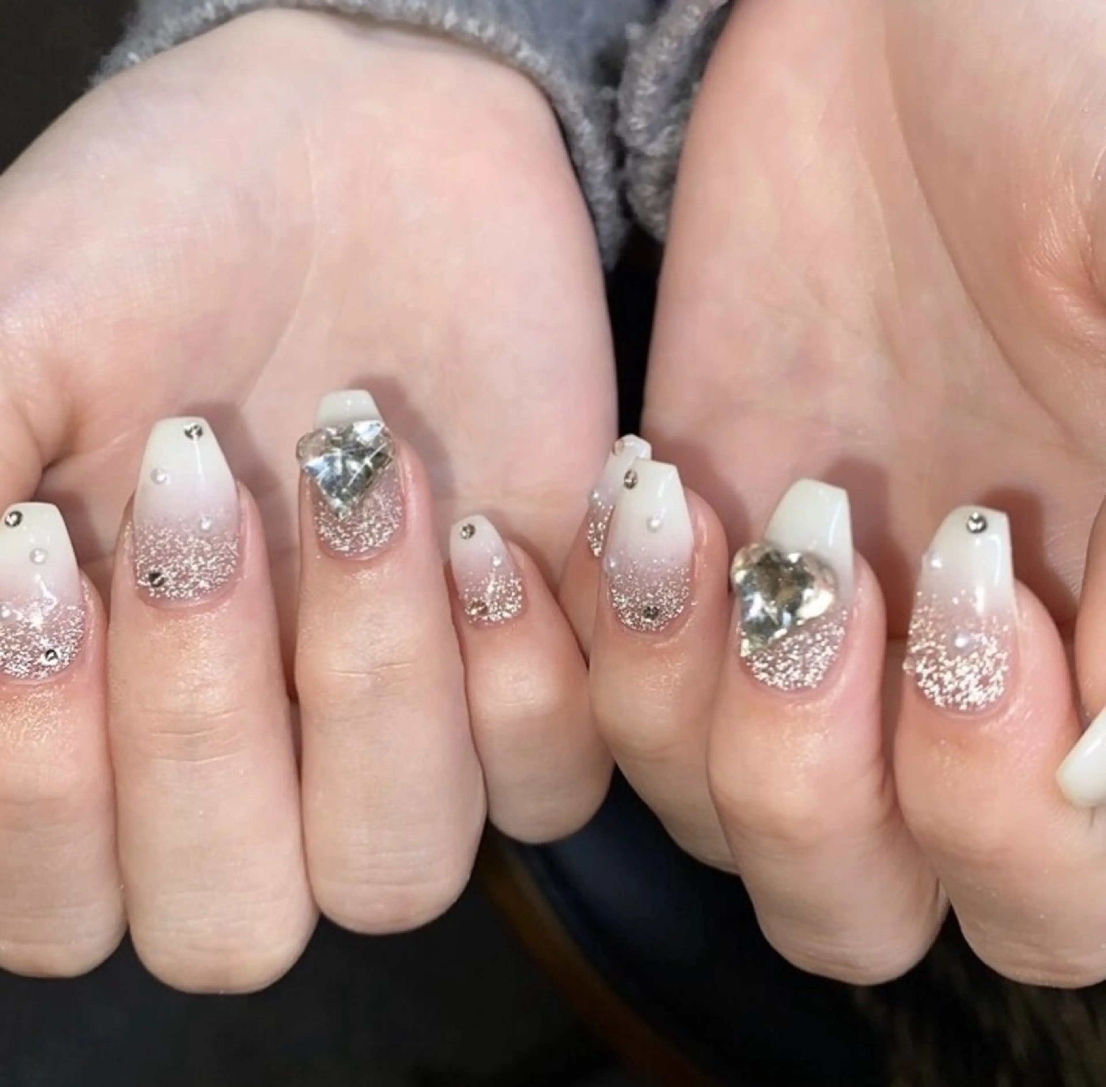 ネイル グラデーション ハート キラキラネイル ストーンネイル ハンドネイル ハンドケア 🎀NAIL🎀 AI🪄︎︎◝✩のネイルデザイン