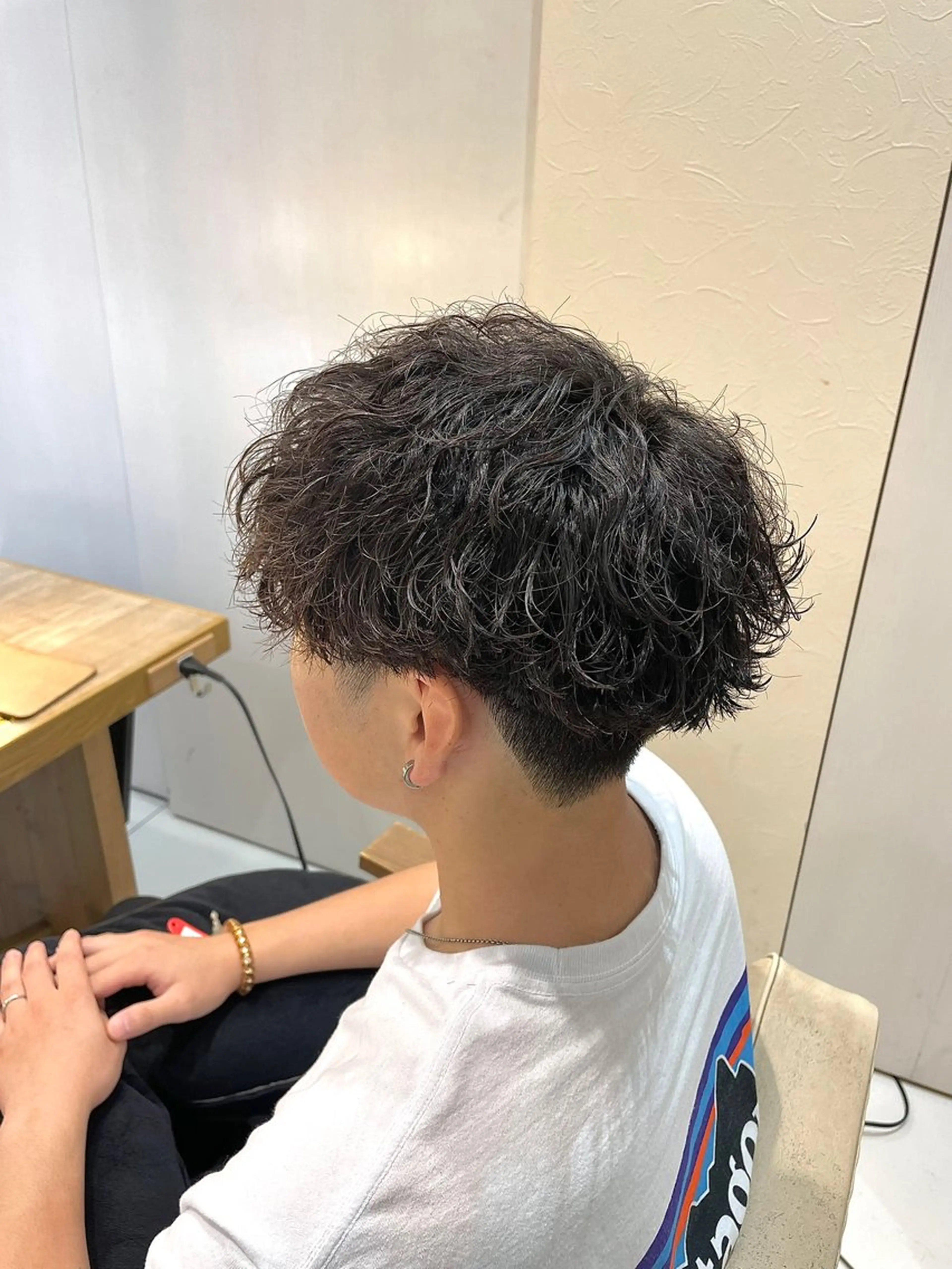 ミディアム パーマ メンズ ミディアムパーマ ダウンパーマ メンズパーマ 学生（メンズ向け） 波巻きパーマ カット パーマ メンズ曲がる縮毛矯正 /本厚木/駅近3分のヘアスタイル