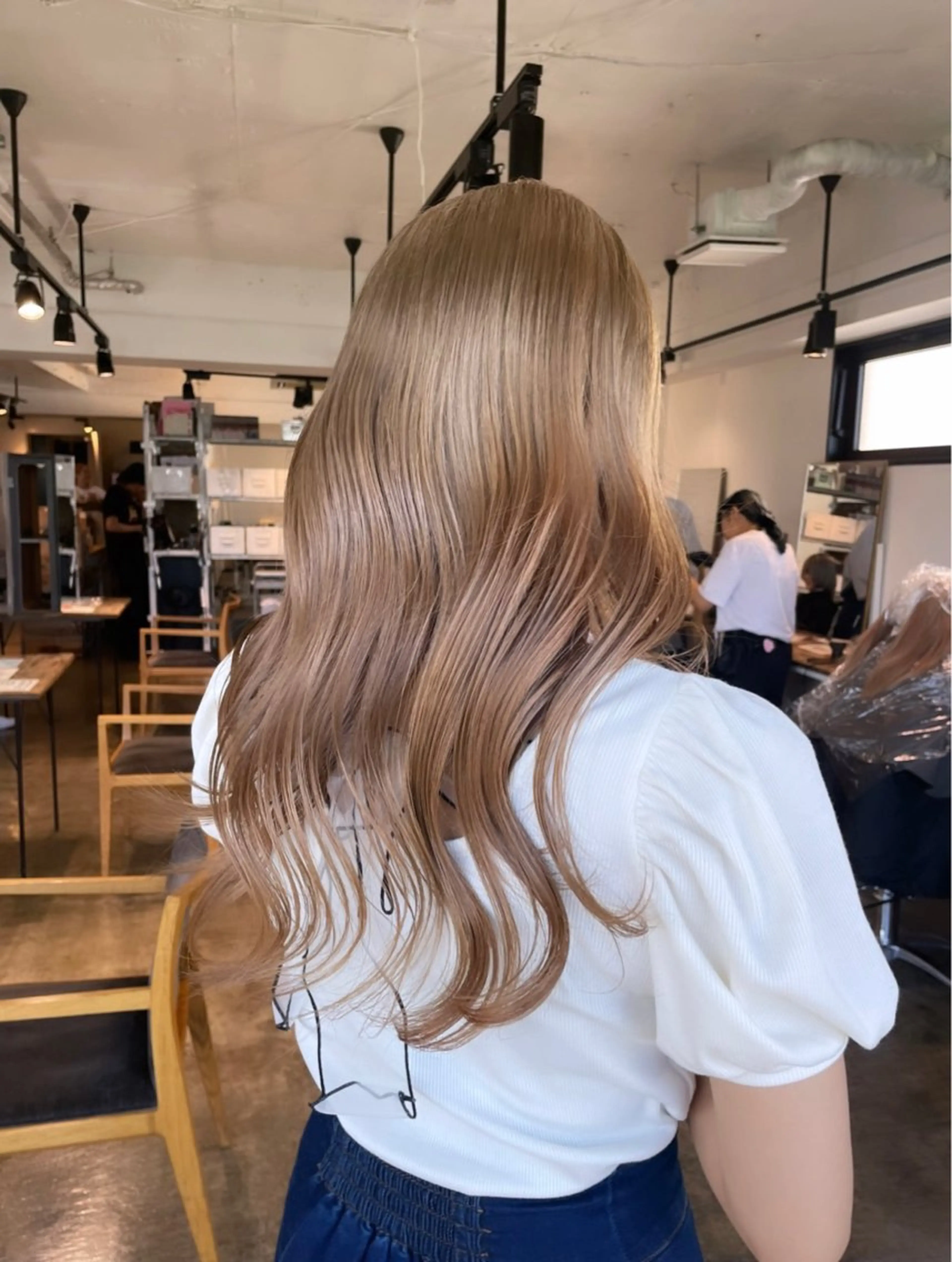 ロング カラー ベージュカラー ブリーチ ダブルカラー グレージュ ミルクティーベージュ ヘアカラー トリートメント 暖色カラー🍒 ケアブリーチ/akiのヘアスタイル