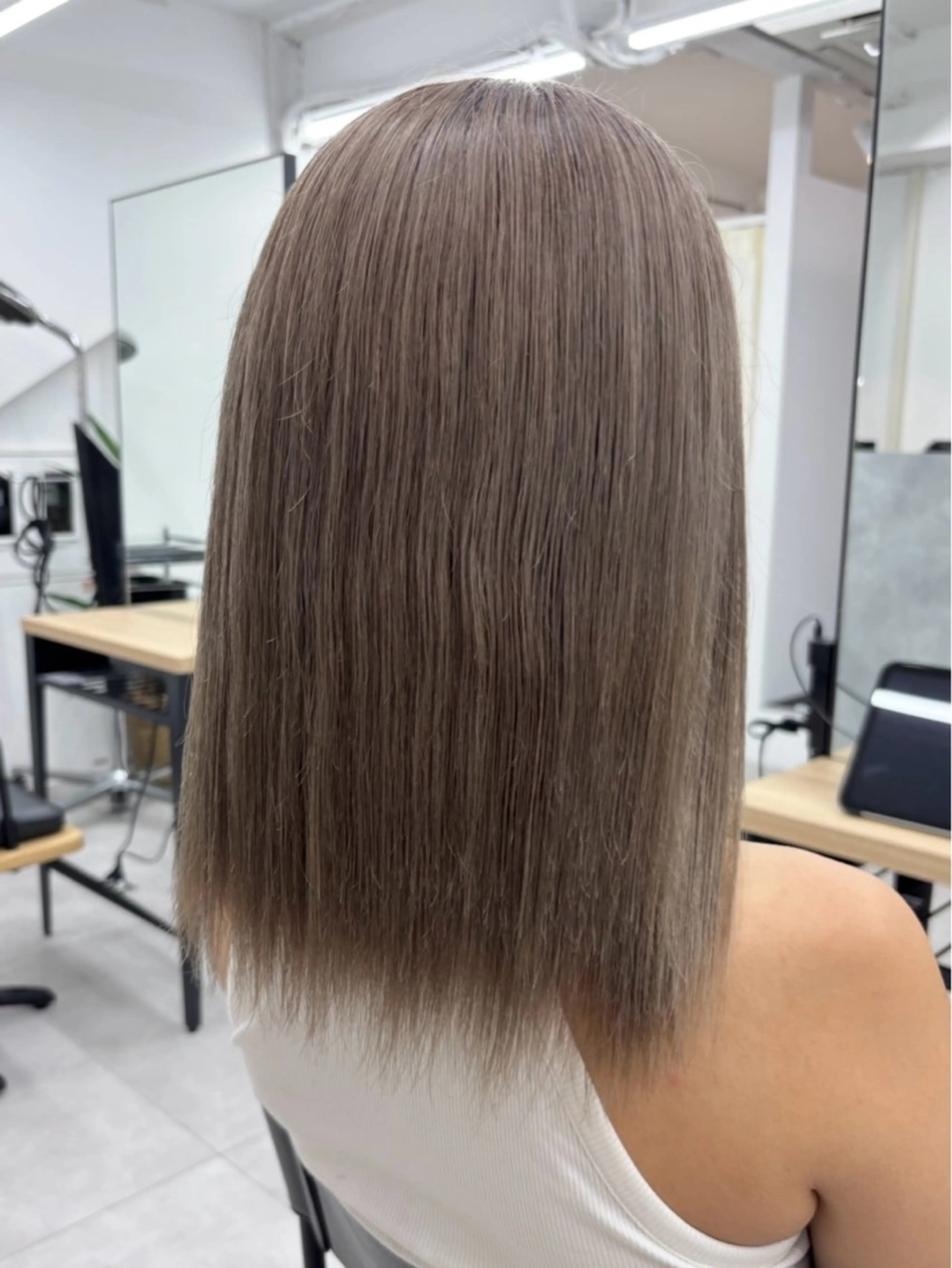 セミロング ヘアカラー ハイトーンカラー 🦋yuri🦋のヘアスタイル