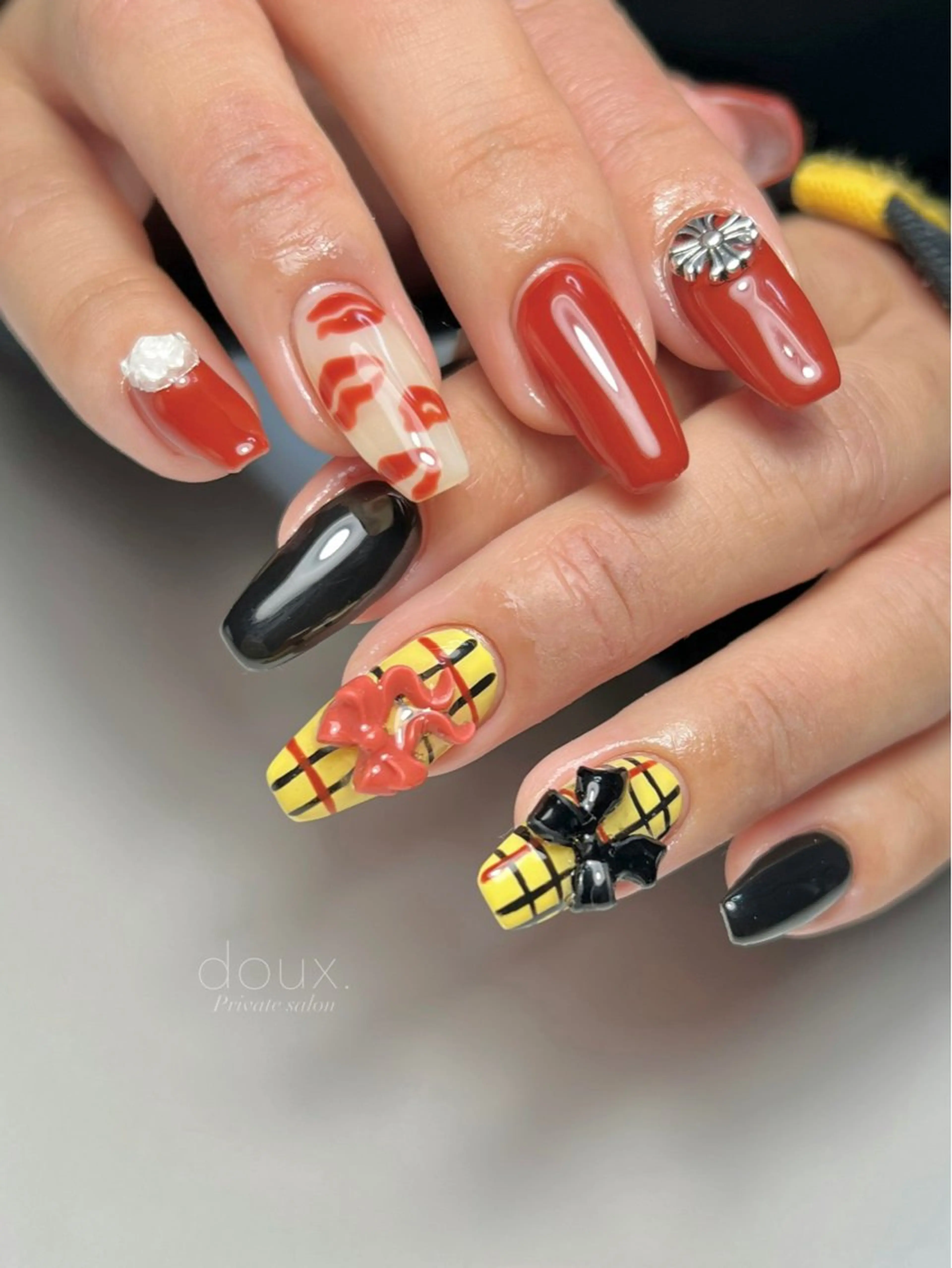 ネイル 韓国ネイル リボン 冬ネイル クリスマス ハンドネイル doux. nailのネイルデザイン