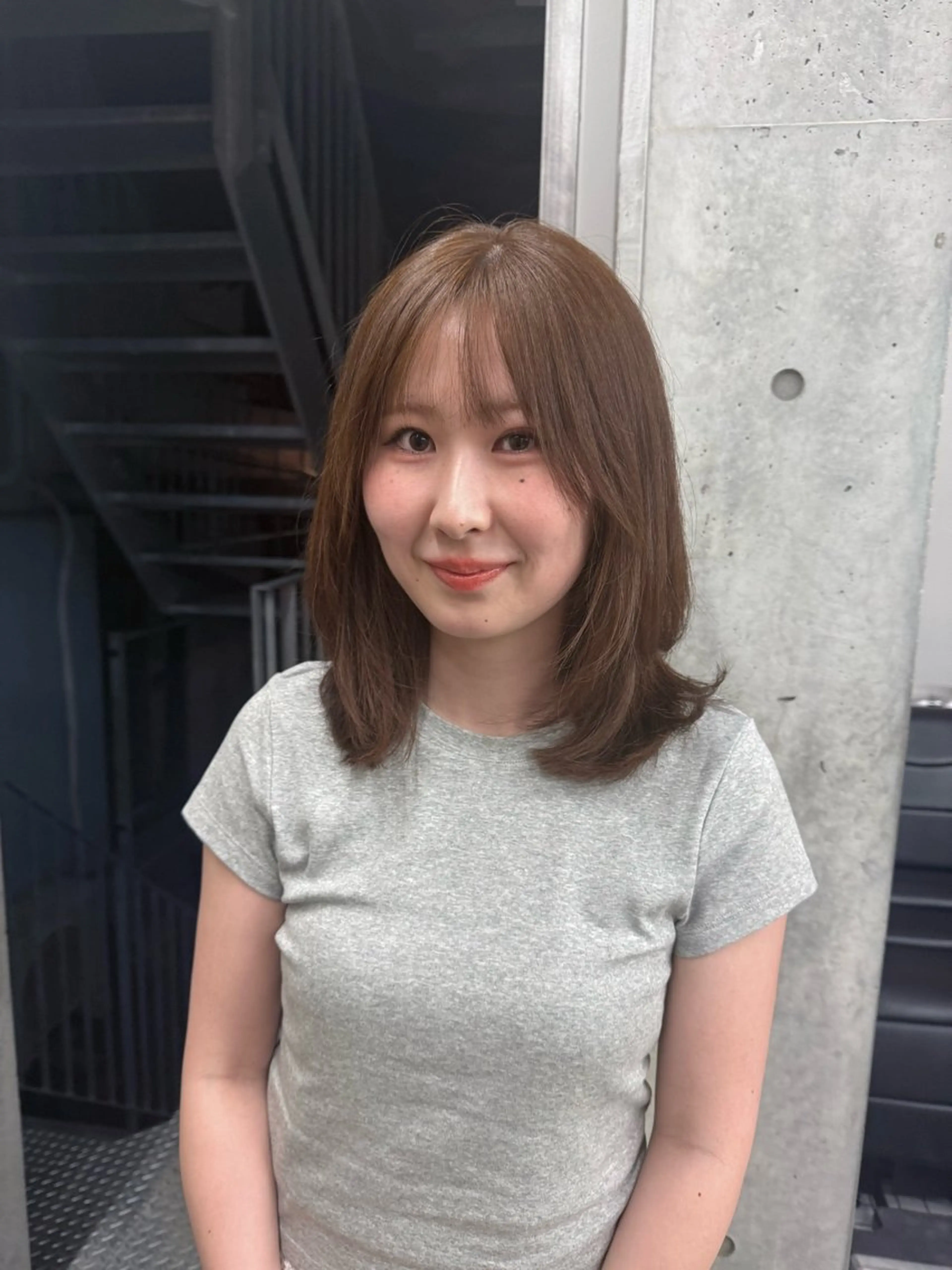 ミディアム カラー ミディアムレイヤー アッシュ ベージュカラー ブリーチ 透明感カラー カット ヘアカラー トリートメント 日本一丁寧なカット/ 小林輝🍀︎のヘアスタイル