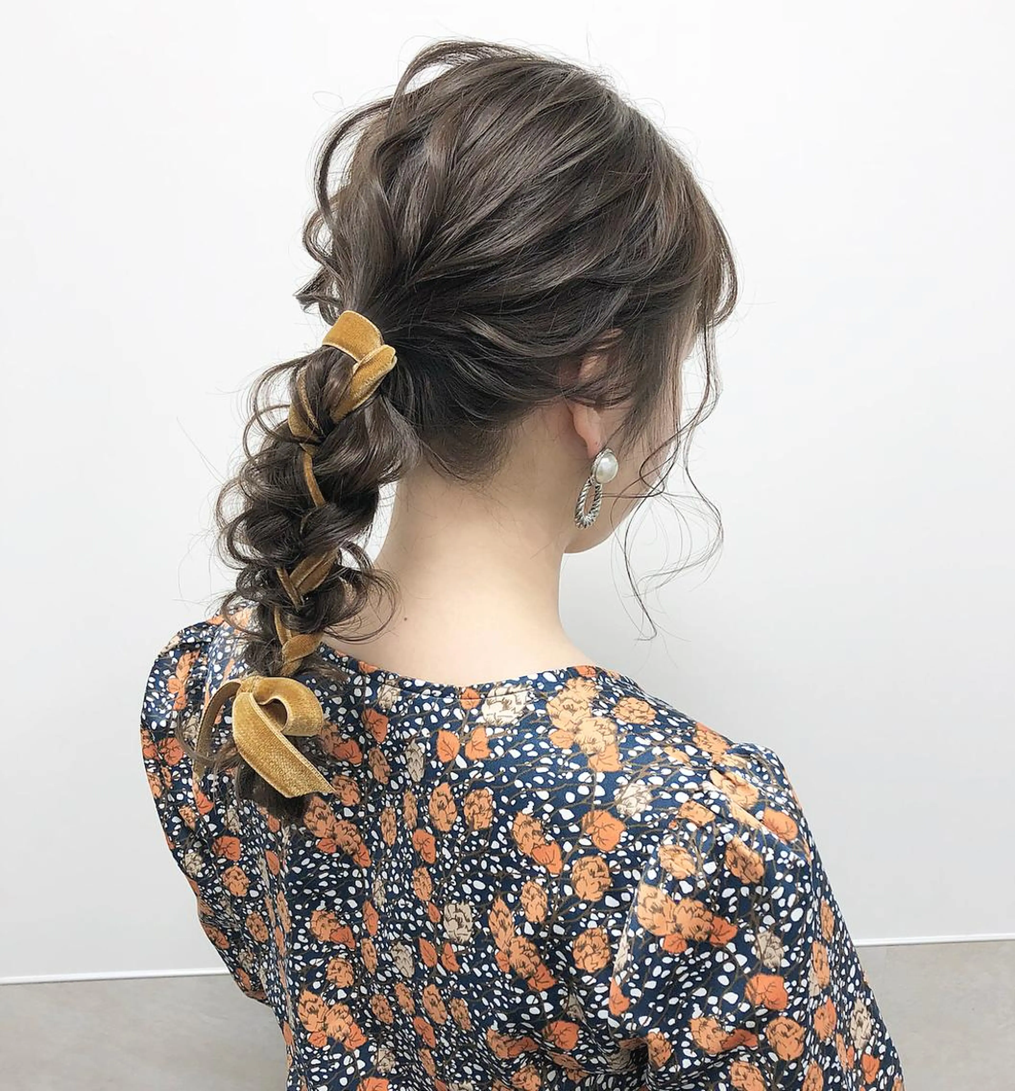 セミロング カラー ヘアアレンジ ポニーテール ショコラグレージュ グレージュ 三つ編み autre所属・大久保 ひでなりのヘアスタイル