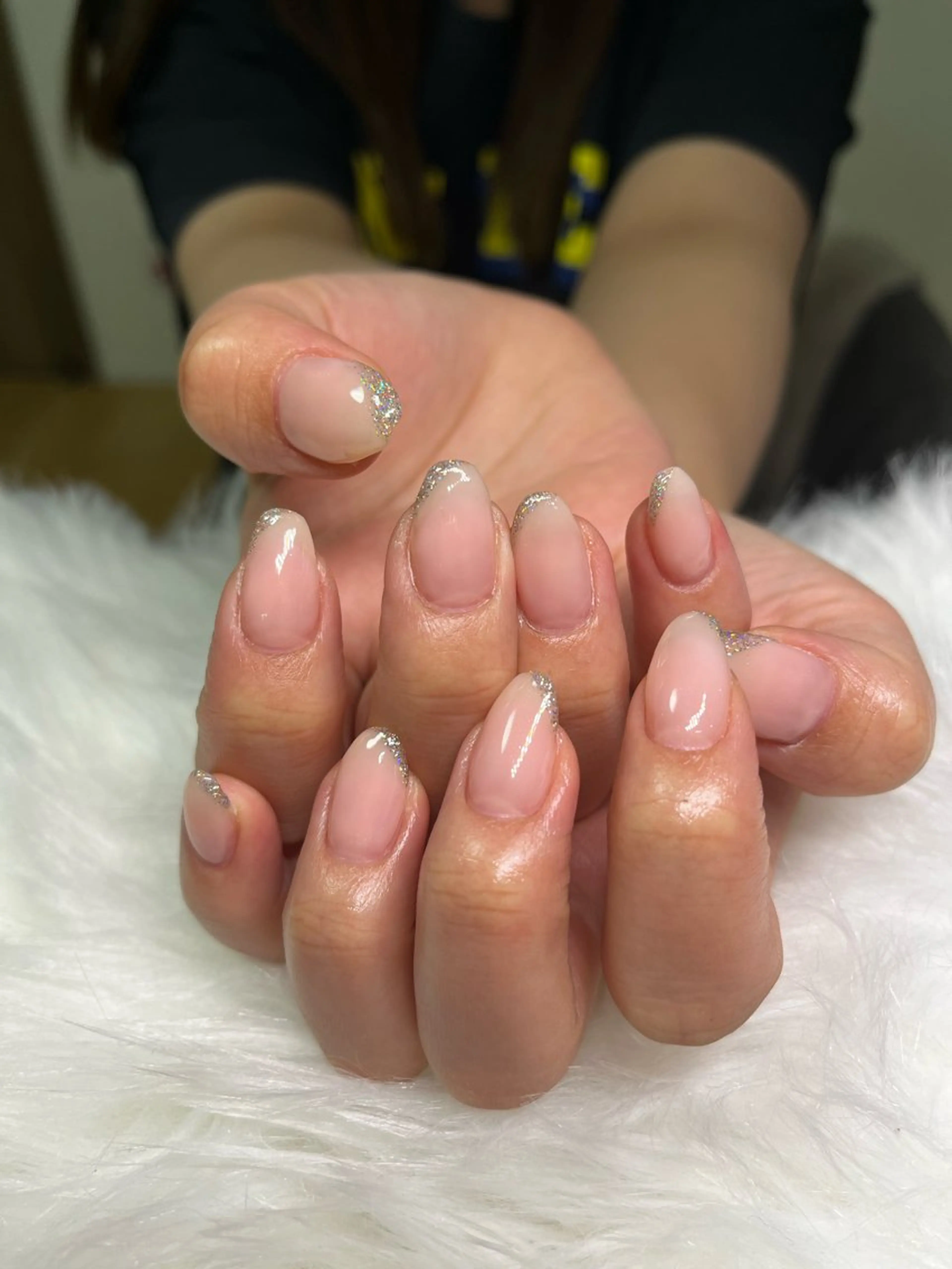 ネイル フラッシュネイル キラキラネイル ワンカラーネイル ホワイト ハンドネイル 🏠自宅 サロン💅natsuのネイルデザイン