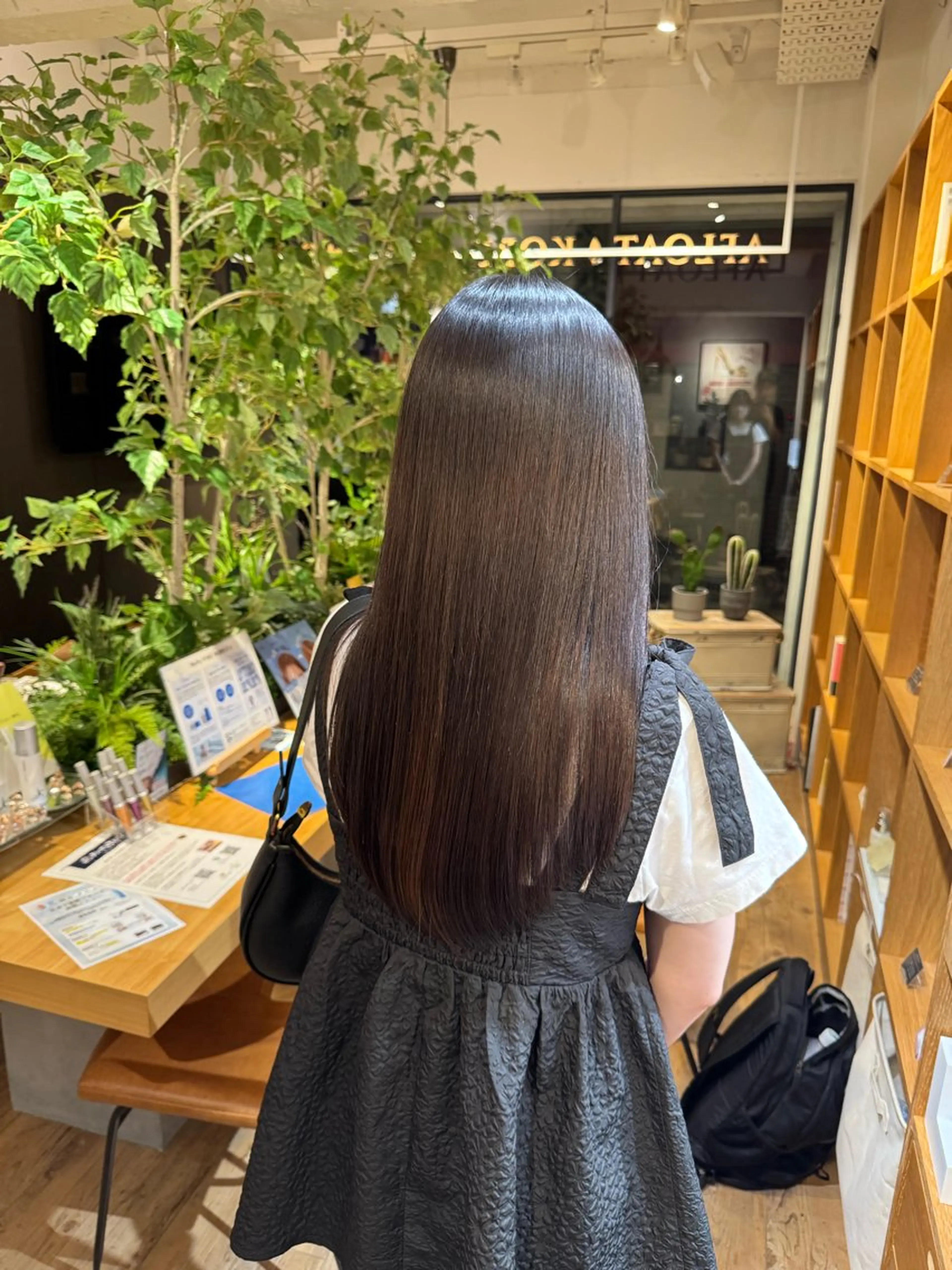 セミロング カット 縮毛矯正 トリートメント afloatkobe所属・美髪/髪質改善 川口凌弥のヘアスタイル