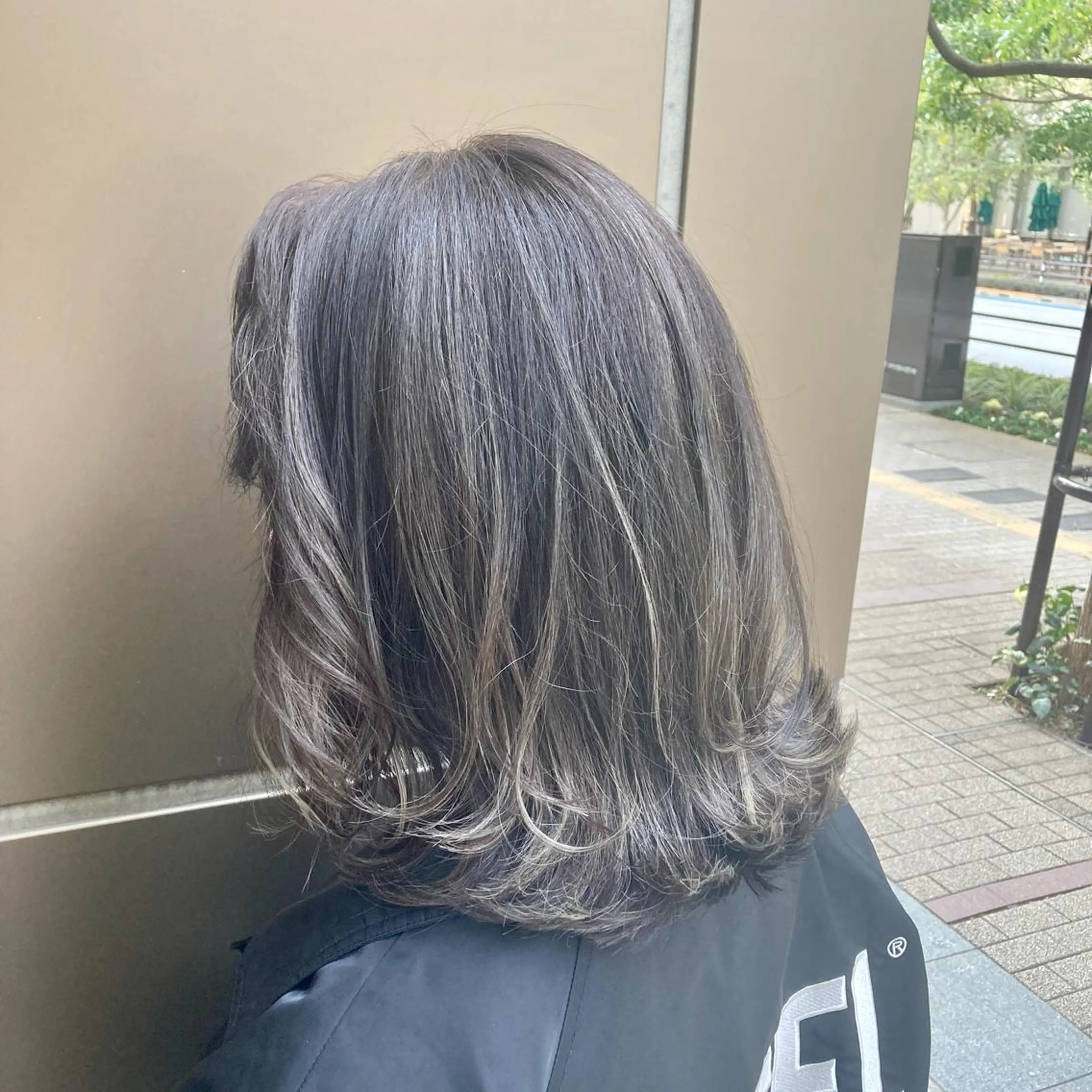 ミディアム カラー アッシュ シルバー シルバーアッシュ ヘアカラー トリートメント 松岡 知のヘアスタイル