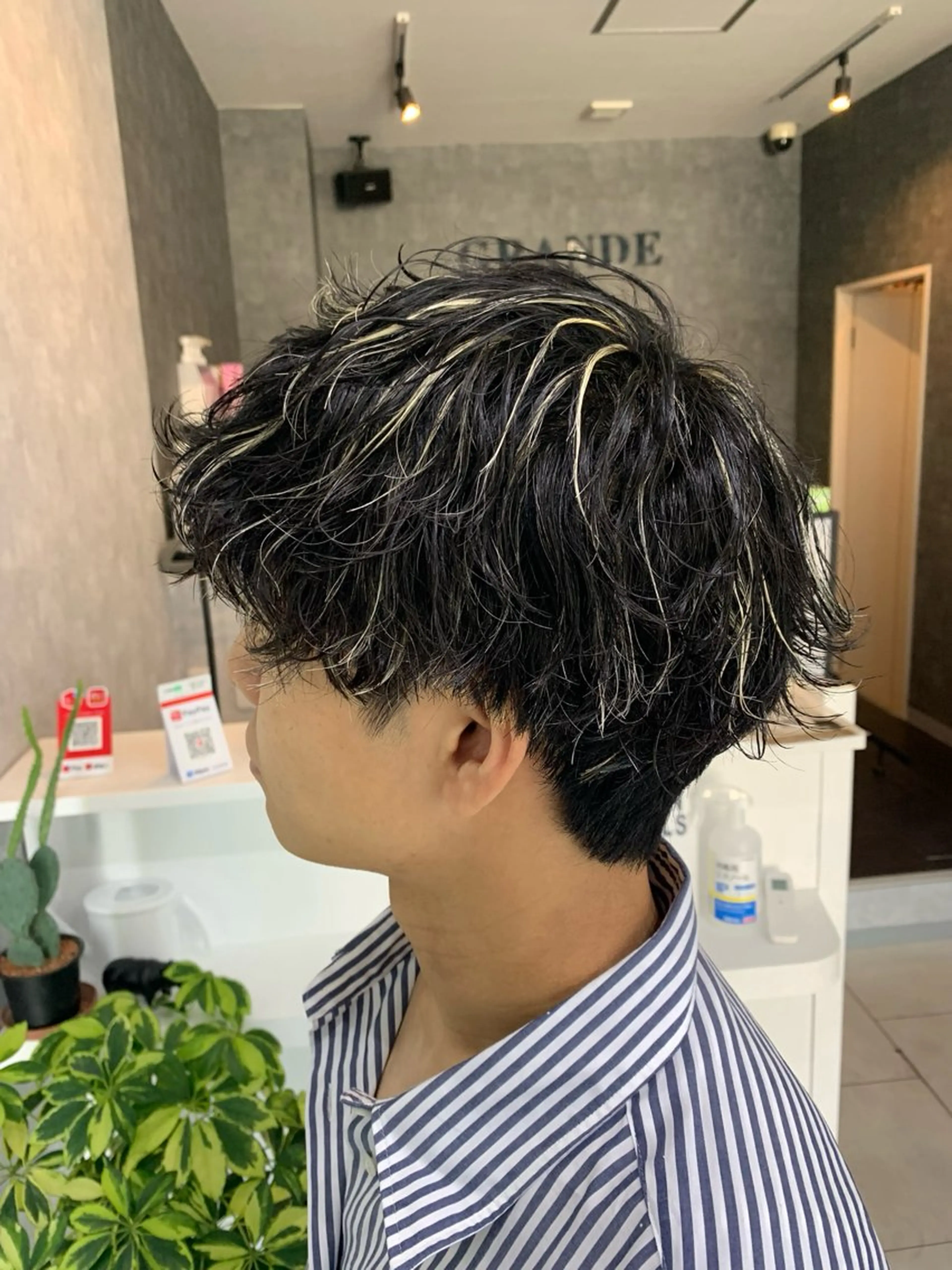 セミロング メンズ フェザーパーマ メンズハイライト メンズパーマ セミロングパーマ ハイライト ヘアカラー トリートメント 中川/縮毛矯正/ 高羽 克明のヘアスタイル