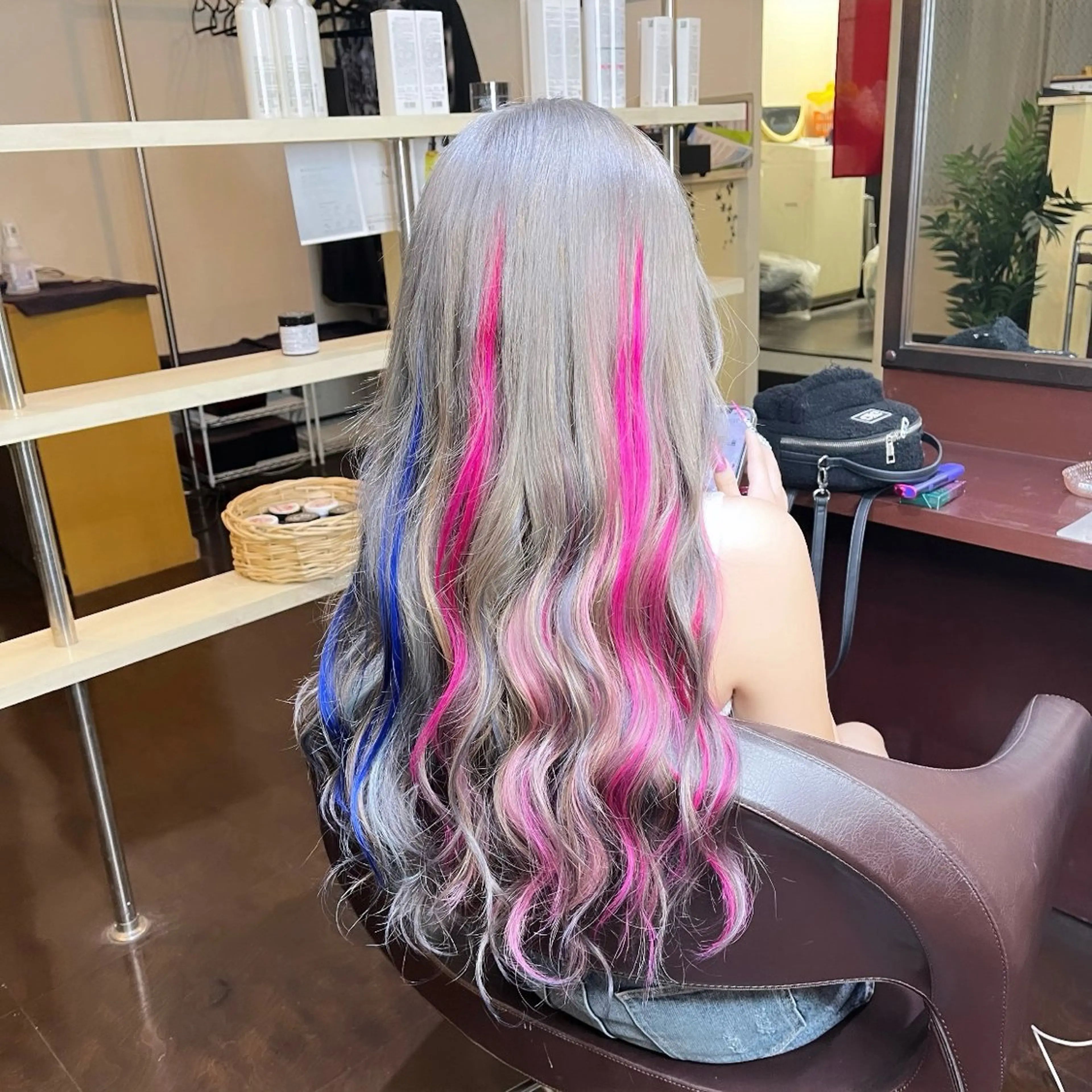 グレージュ×カラフルメッシュ 明るいグレージュ系にカラーし