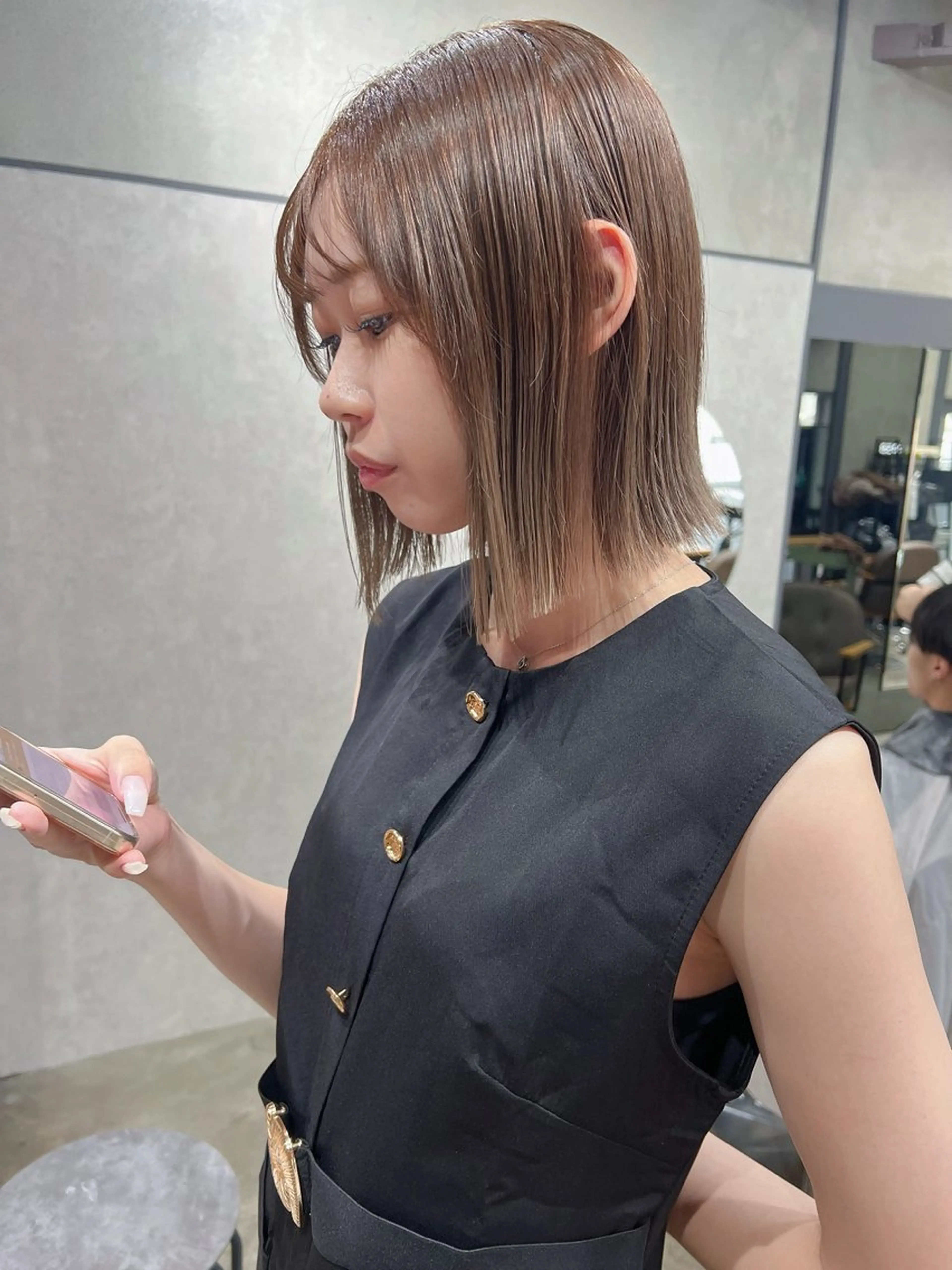 ショート カラー ベージュカラー ブリーチ ケアブリーチ ハイトーンカラー ミルクティーベージュ カット ヘアカラー トリートメント ユ イのヘアスタイル