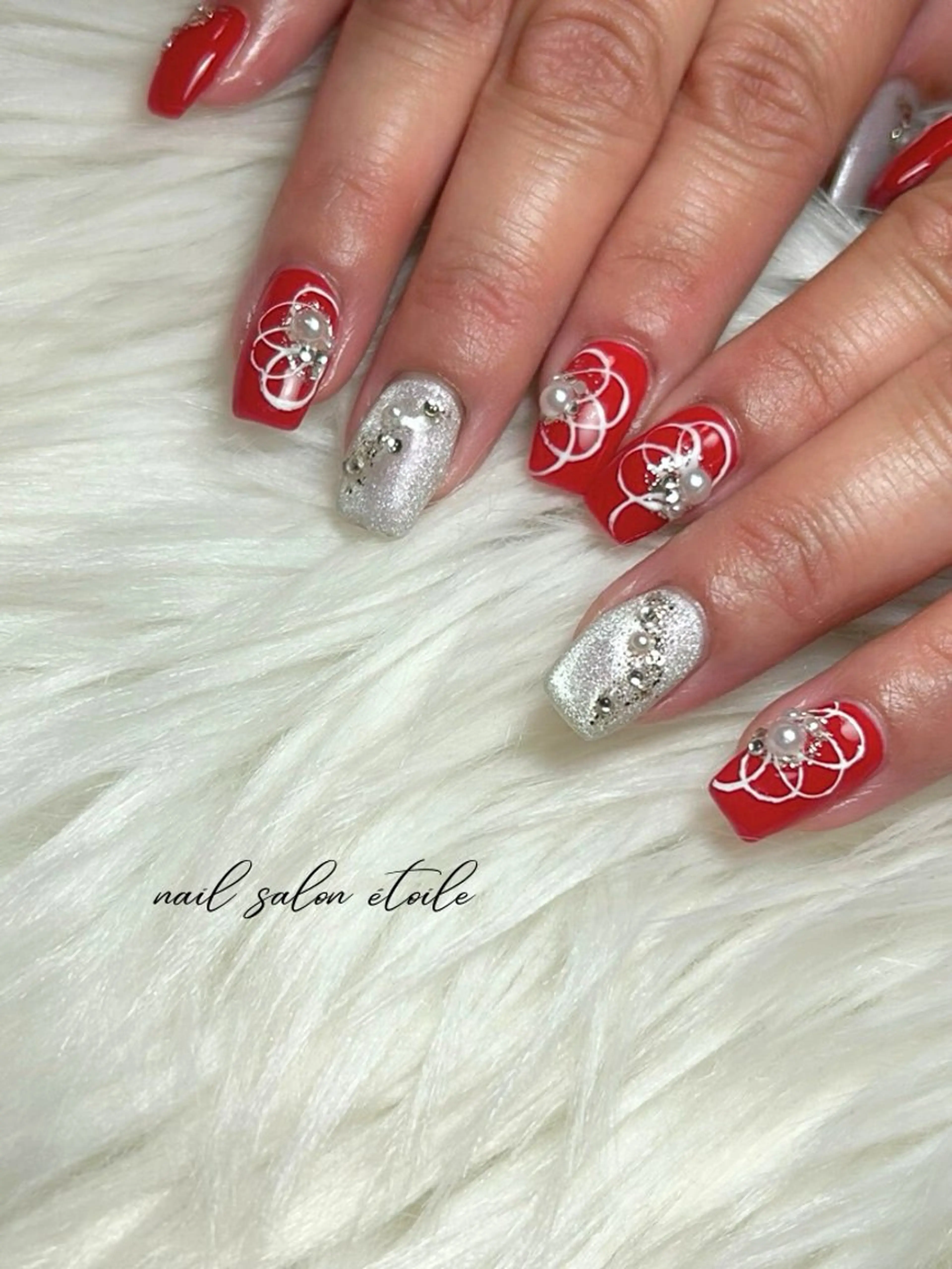 ネイル フラワーネイル マグネットネイル 赤色 シルバー ストーンネイル ハンドネイル nail salon étoileのネイルデザイン
