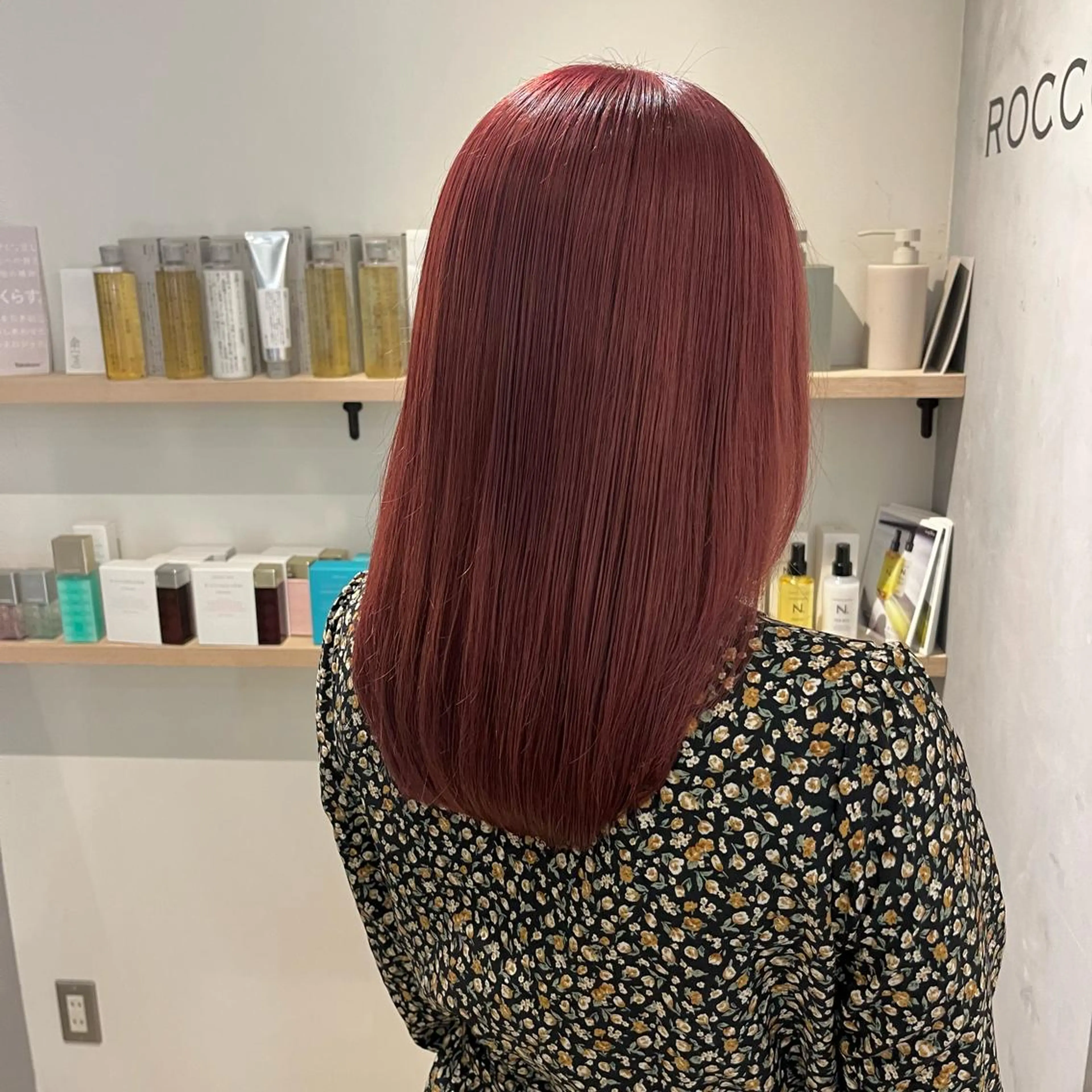 セミロング カラー ブリーチ カシス ピンクカラー ヘアカラー mai ROCCOのヘアスタイル