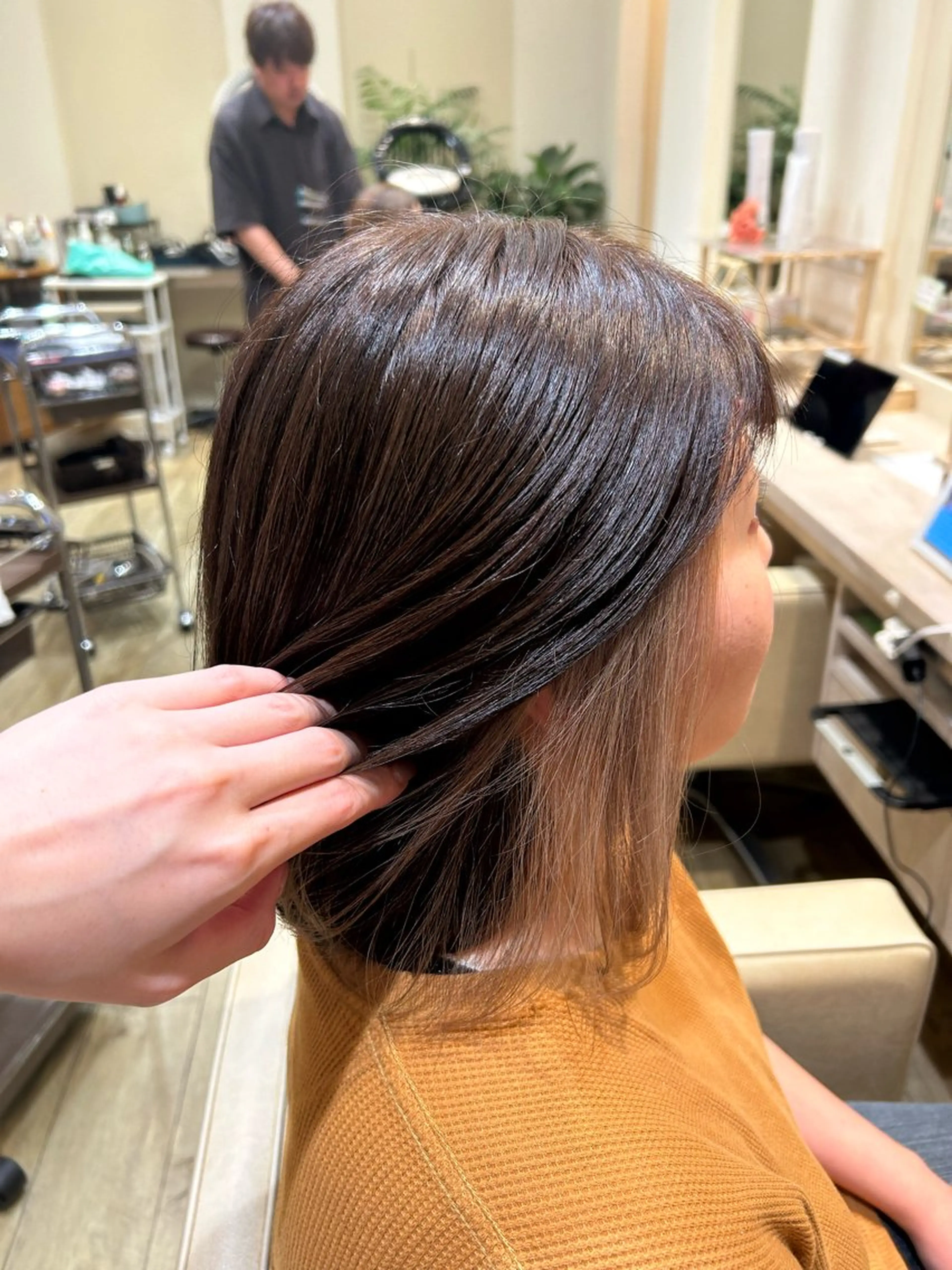 ミディアム カラー ベージュカラー イヤリングカラー ホワイトベージュ ヘアカラー hair＆make CIEL所属・武井 哉子のヘアスタイル