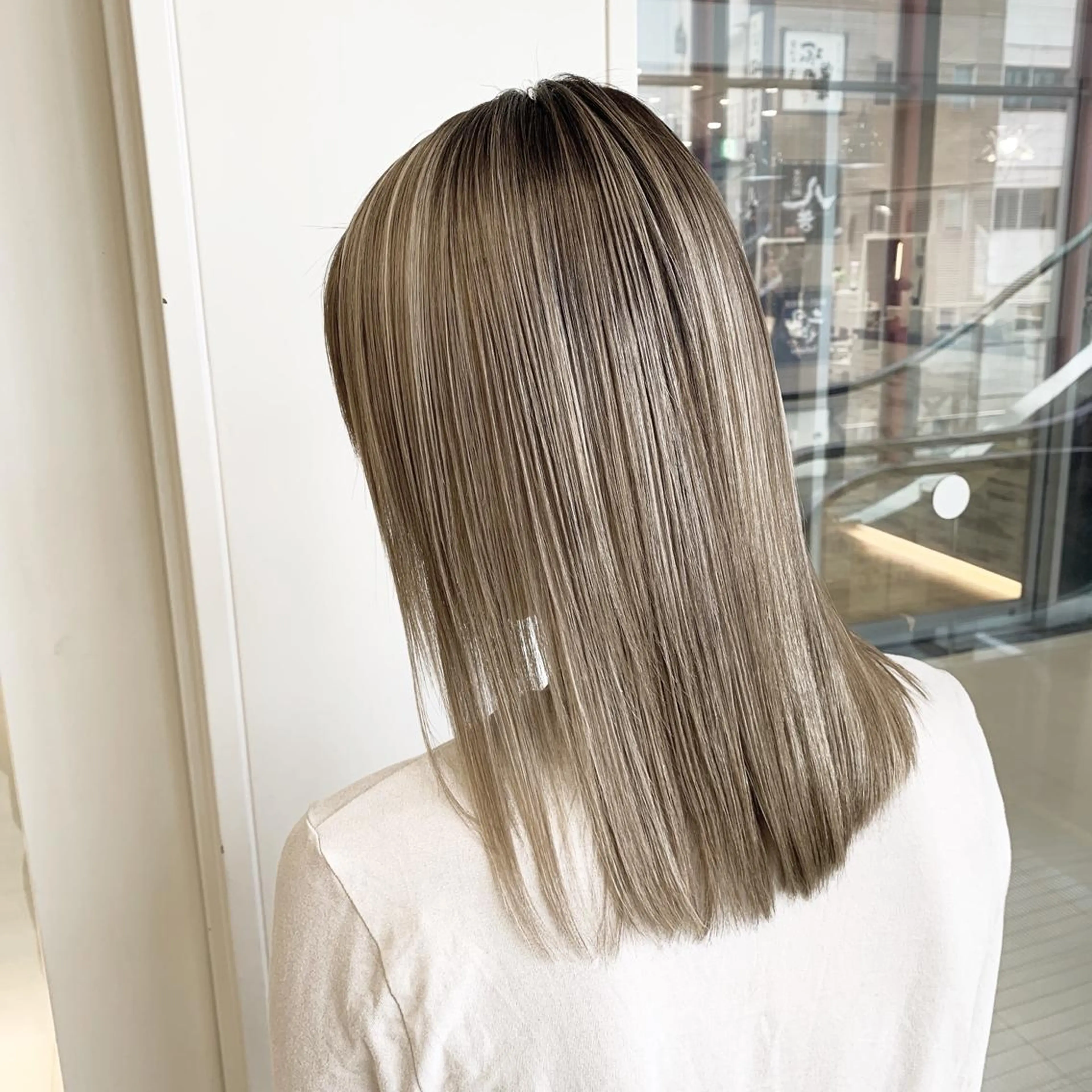 セミロング カラー ヘアアレンジ グレージュ ハイライトカラー ハイライト ヘアカラー TATSUYA アートディレクターのヘアスタイル