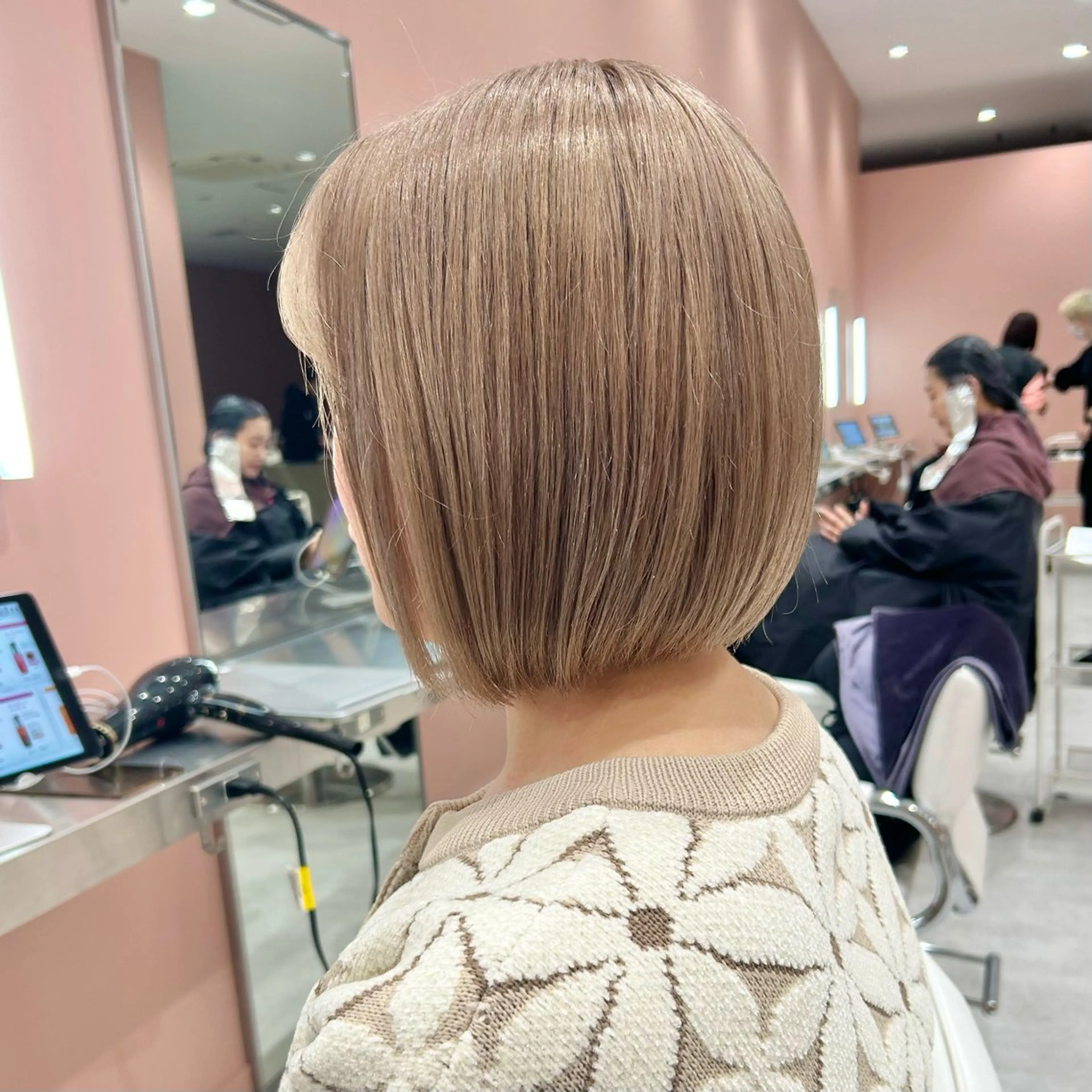 ショート カラー ベージュカラー ブリーチ ハイトーンカラー ボブ カット ヘアカラー トリートメント ブリーチ/Wカラー パーマ/似合せカットのヘアスタイル