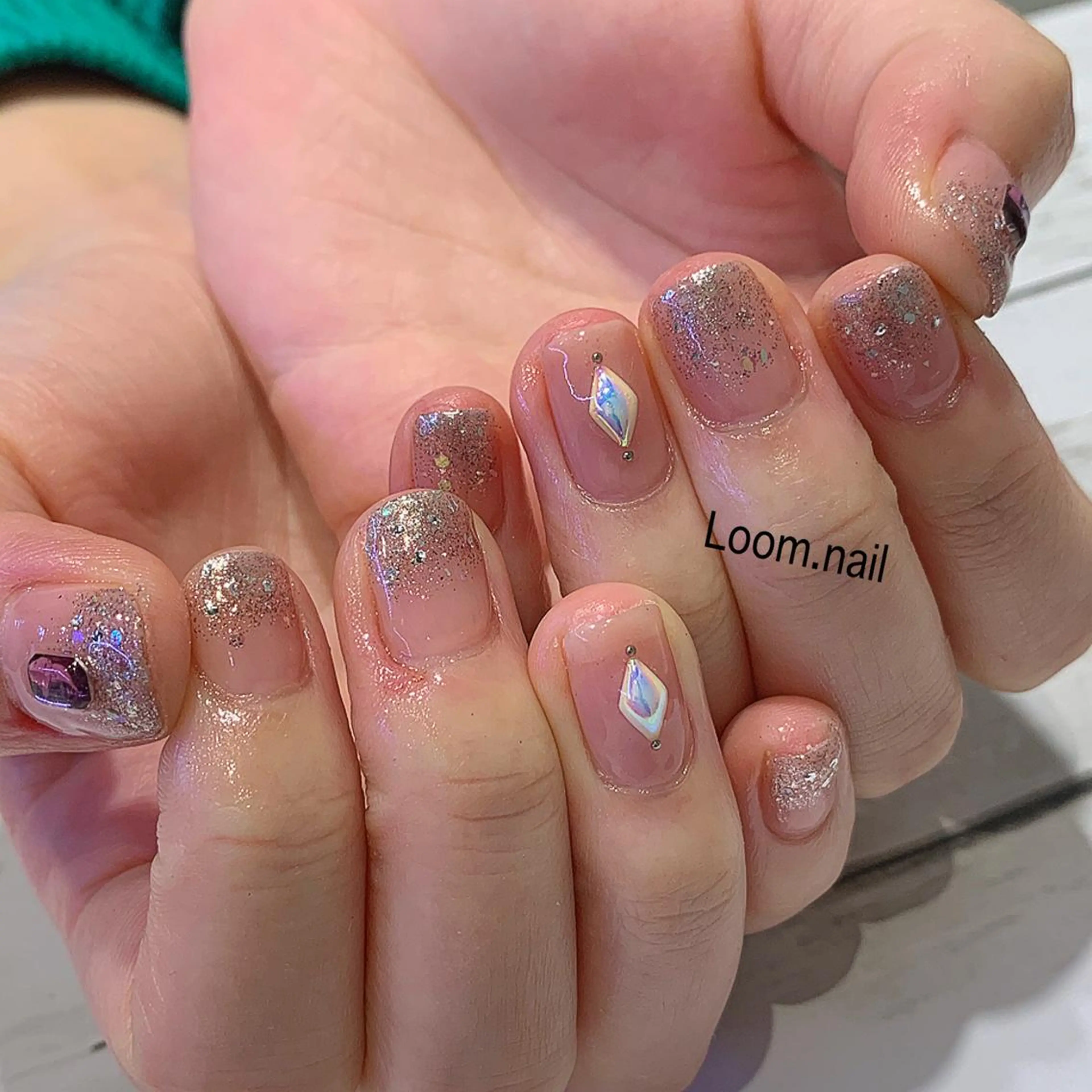 ネイル キラキラネイル ピンク ピンクベージュ Loom所属・hrd manamiのネイルデザイン