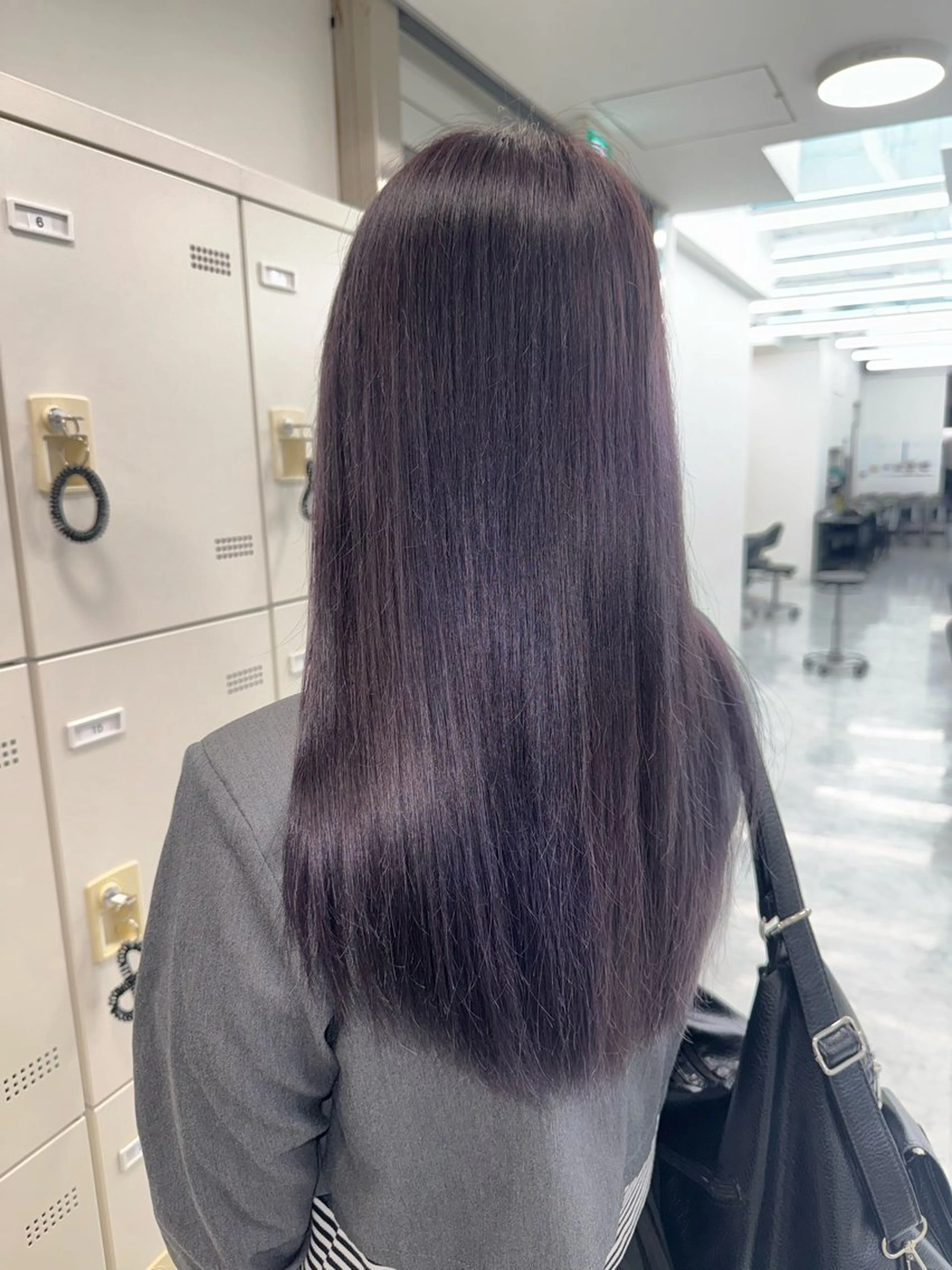 カラー niina🖤 暗髪×レイヤーのヘアスタイル