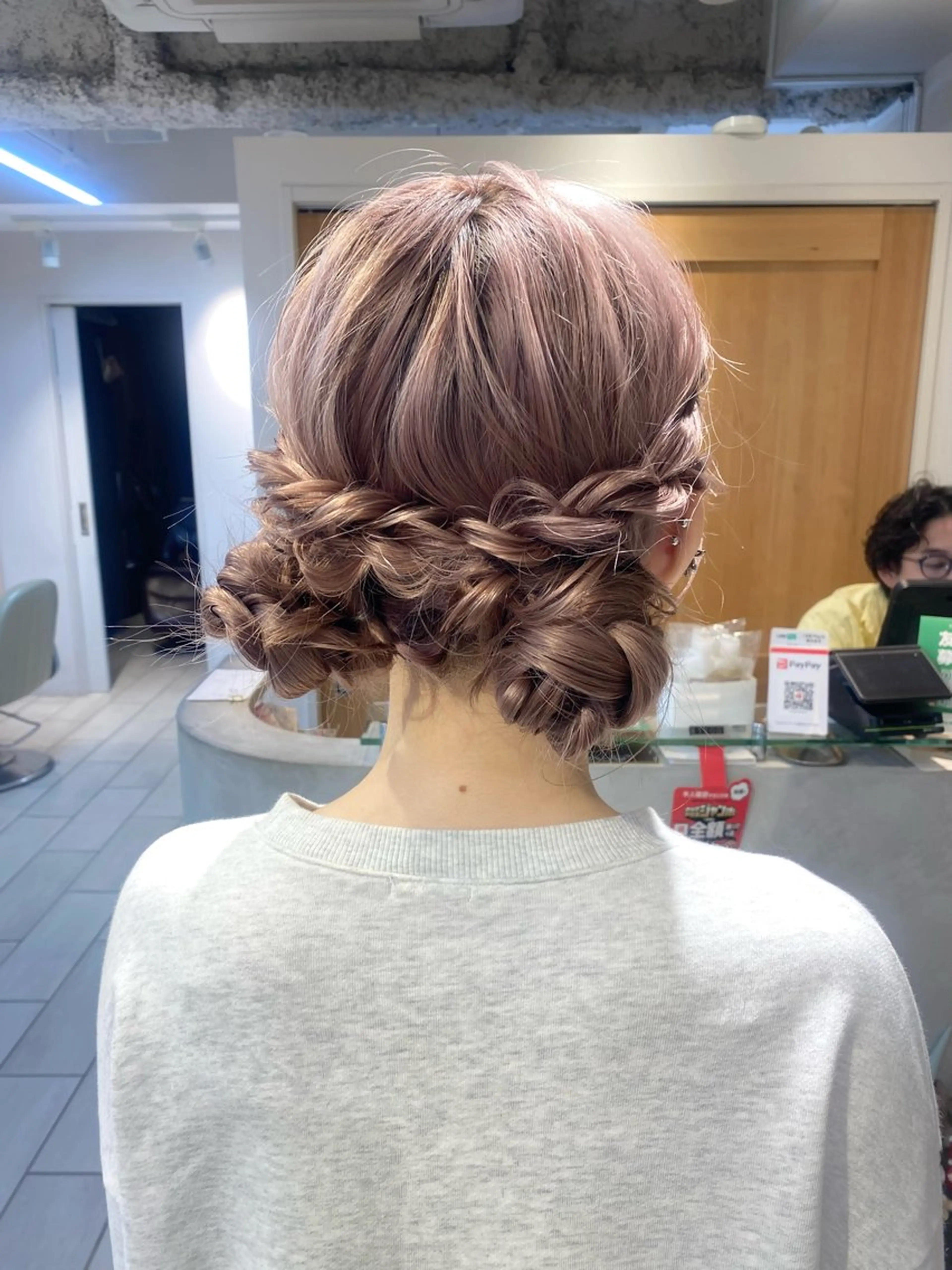 ロング ヘアアレンジ お団子ヘア 結婚式・ブライダル Aya　ブリーチなし 🌱　ダブルカラーのヘアスタイル