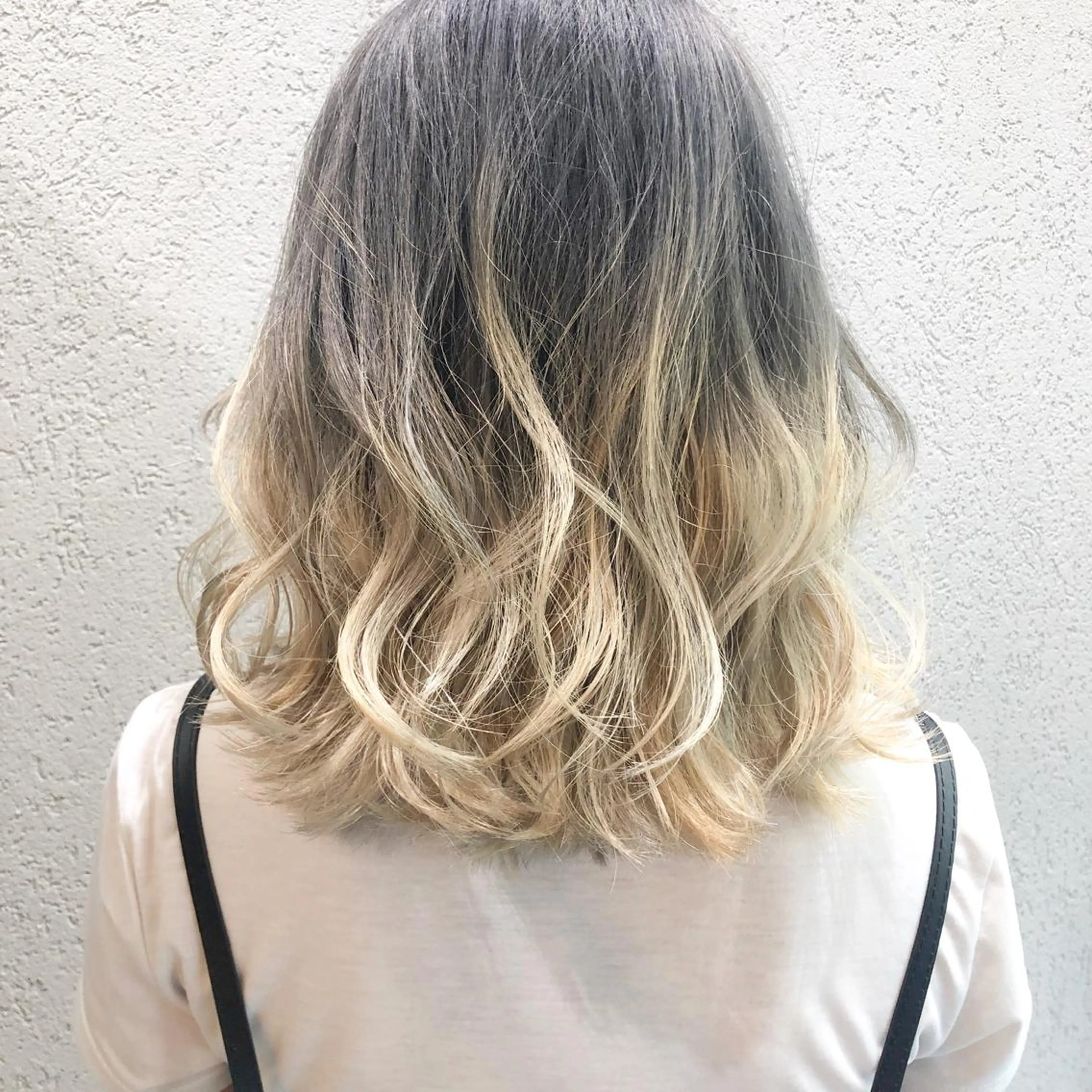 セミロング カット ヘアカラー a .のヘアスタイル