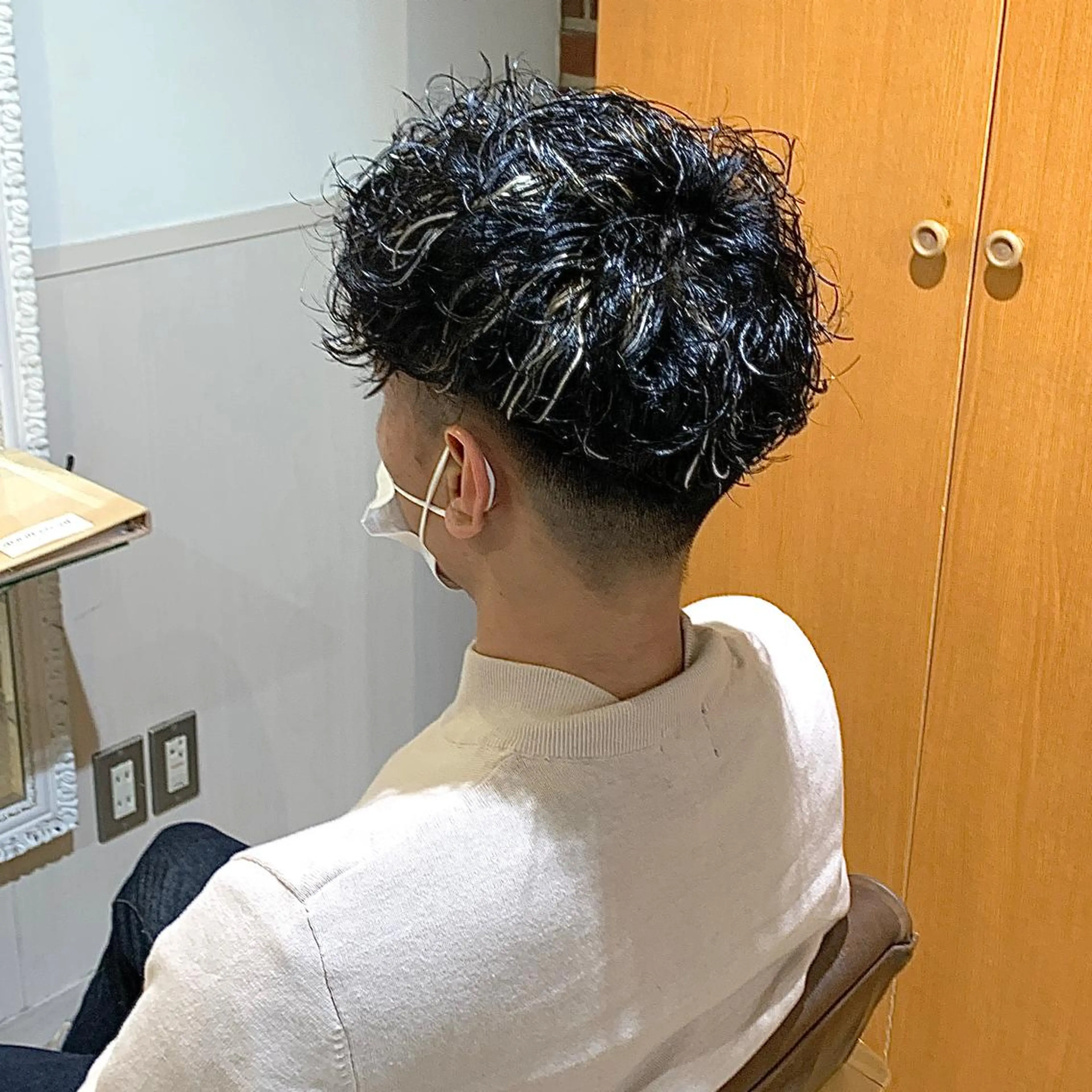 ショート カラー パーマ メンズ メンズハイライト カルマパーマ メンズ韓国風 メンズパーマ スペインカール メンズパーマ/ メンズ縮毛矯正美容師のヘアスタイル